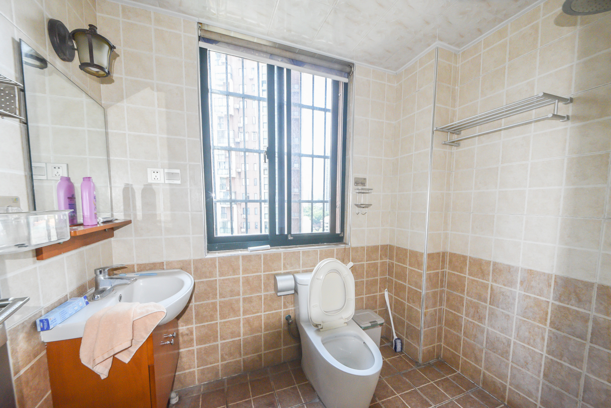 尊邸华庭 4室2厅2卫 120.0万 尊邸华庭 4室2厅2卫 120.0万卫生间