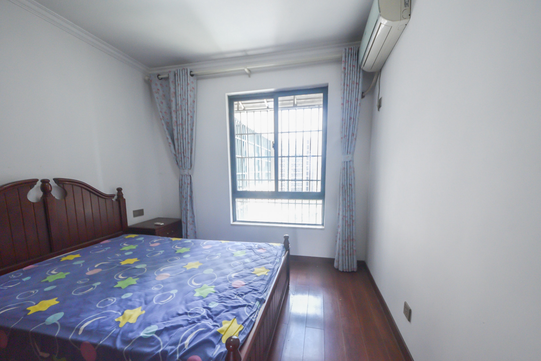 尊邸华庭 4室2厅2卫 120.0万 尊邸华庭 4室2厅2卫 120.0万卧室