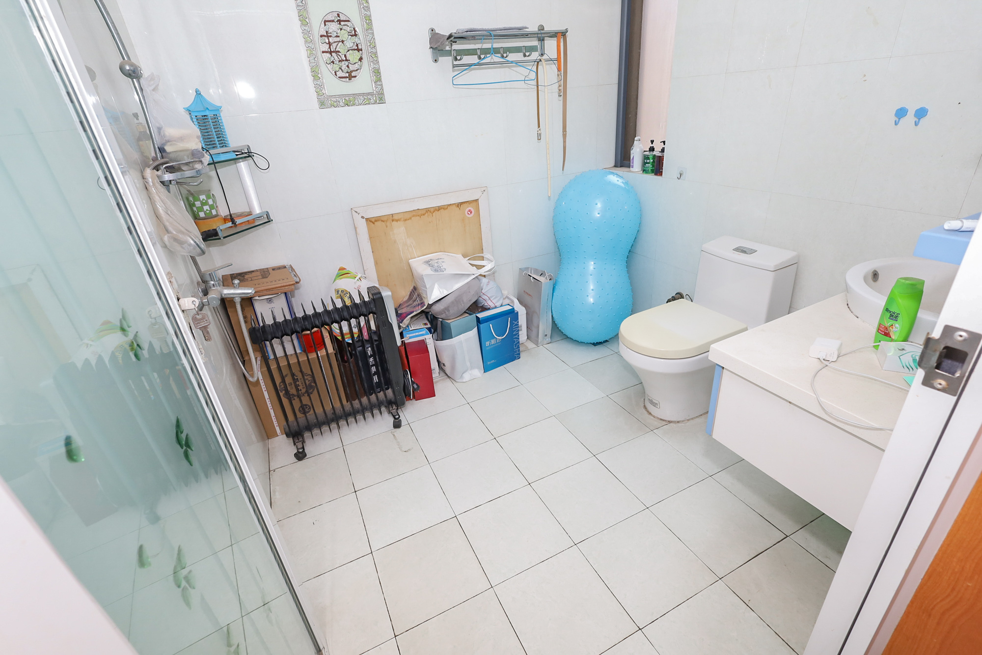 八方小区D区  3室2厅2卫   380.00万卧室