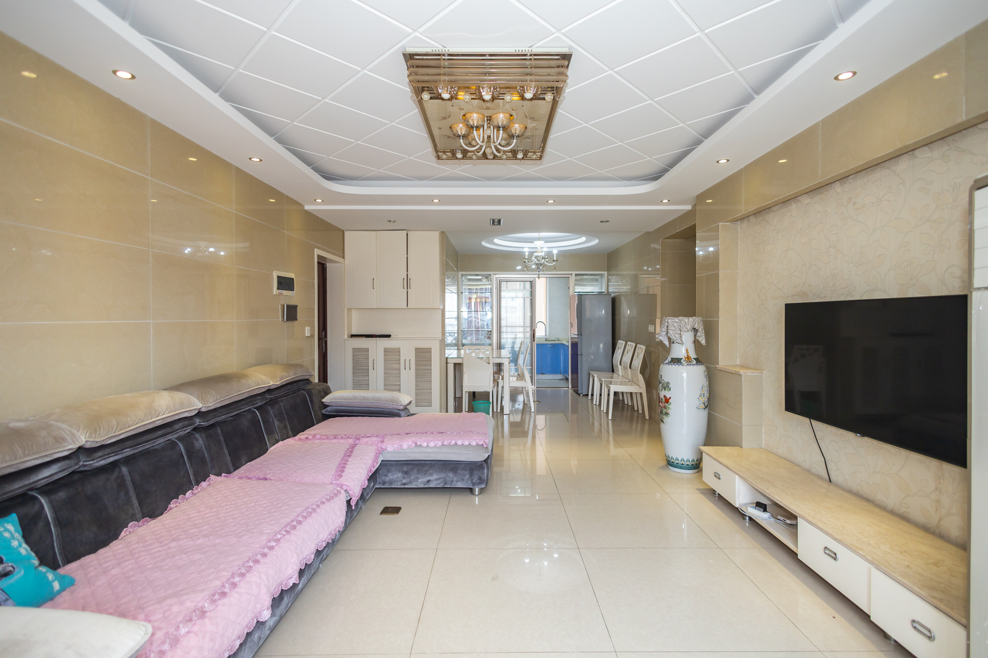 恒广国际景园一二区  3室2厅2卫    97.8万 恒广国际景园一二区  3室2厅2卫    97.8万客厅