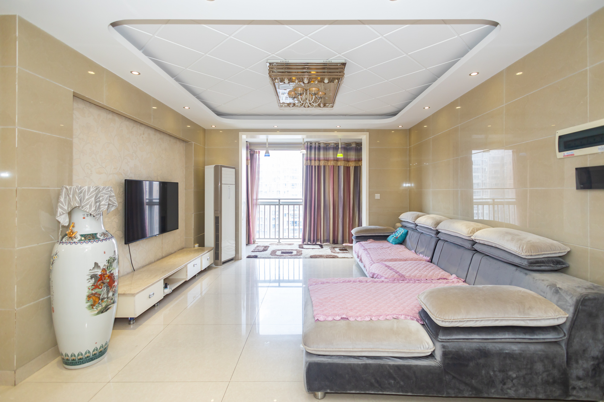 恒广国际景园一二区  3室2厅2卫    97.8万 恒广国际景园一二区  3室2厅2卫    97.8万客厅