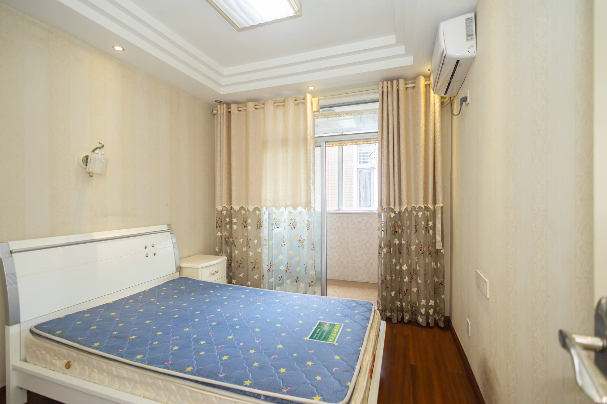 恒广国际景园一二区  3室2厅2卫    97.8万 恒广国际景园一二区  3室2厅2卫    97.8万卧室