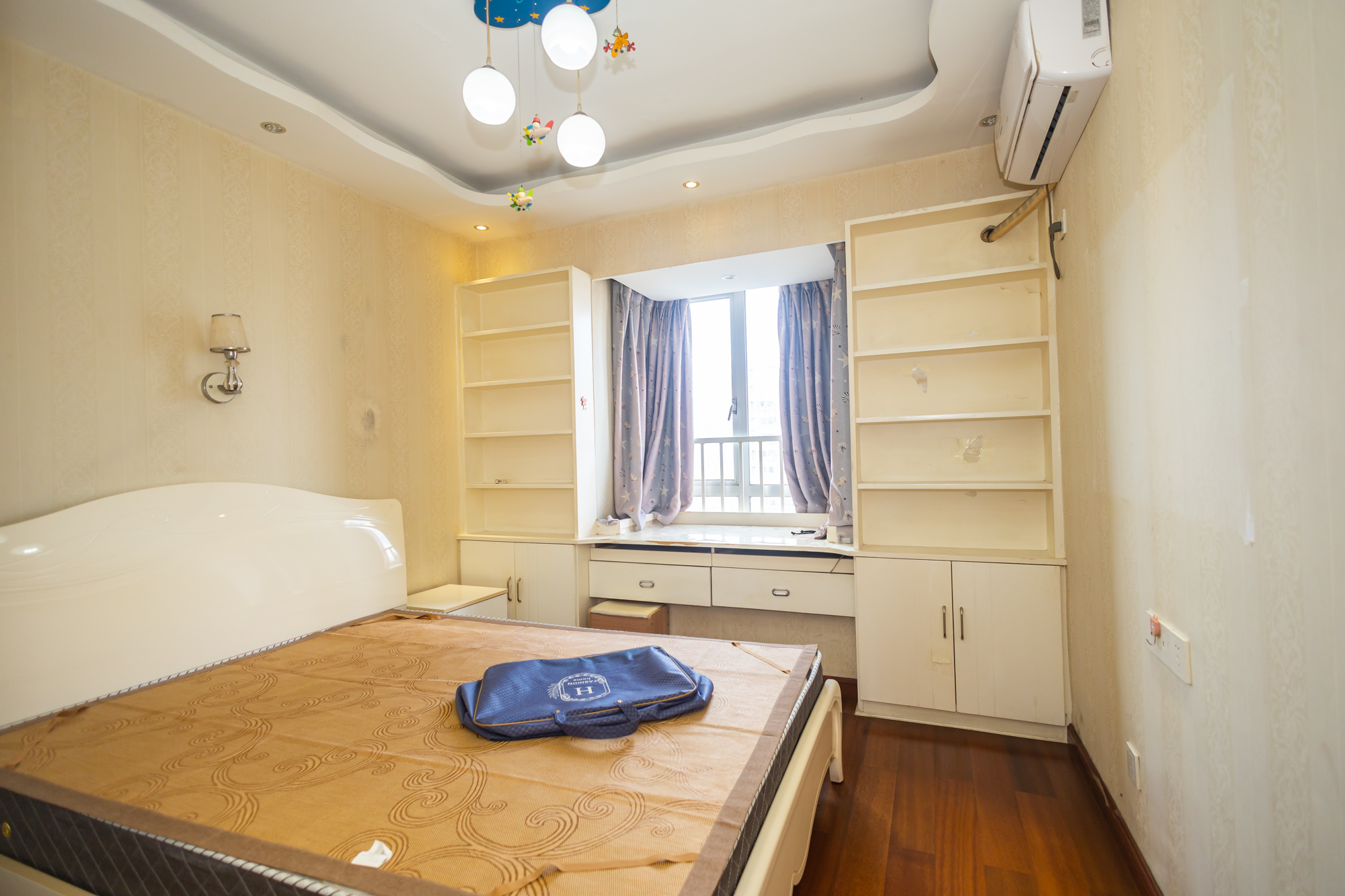 恒广国际景园一二区  3室2厅2卫    97.8万 恒广国际景园一二区  3室2厅2卫    97.8万卧室