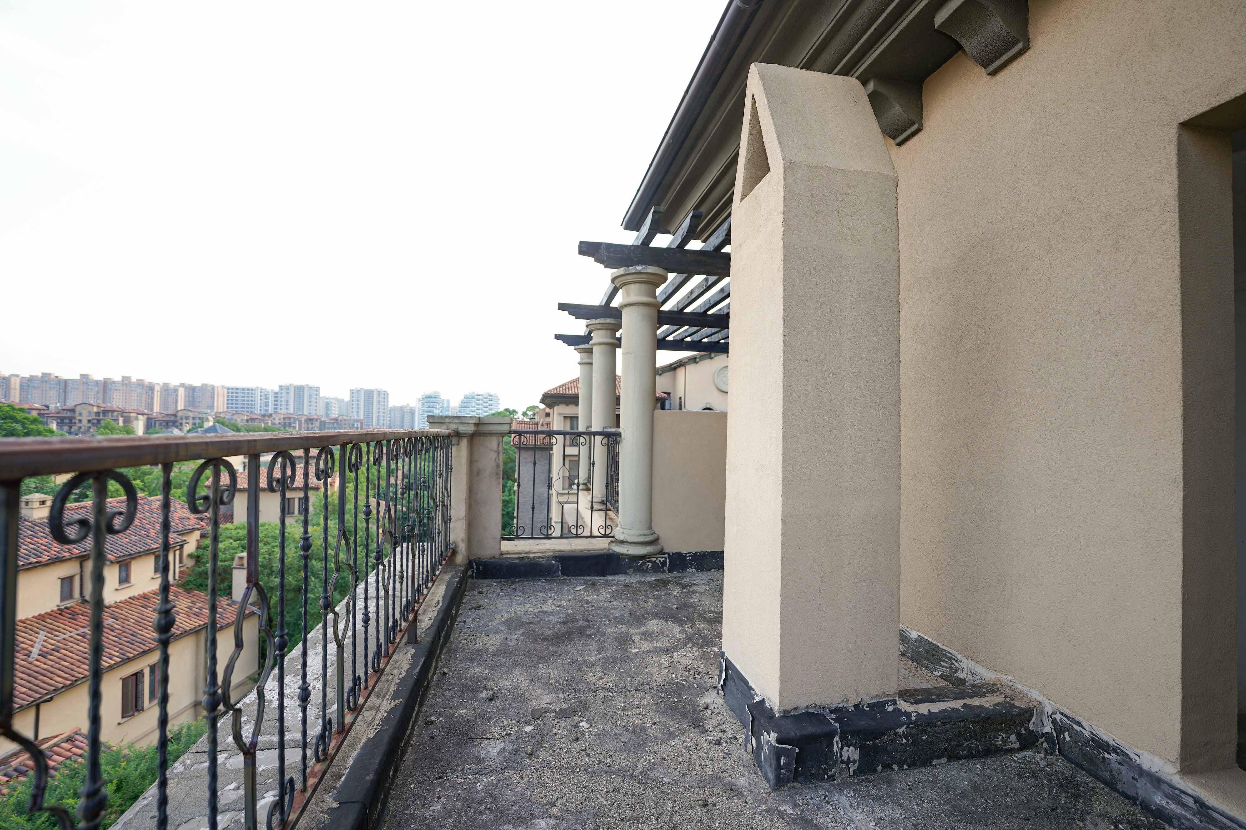 橘郡礼顿山  6室2厅3卫   178.00万阳台