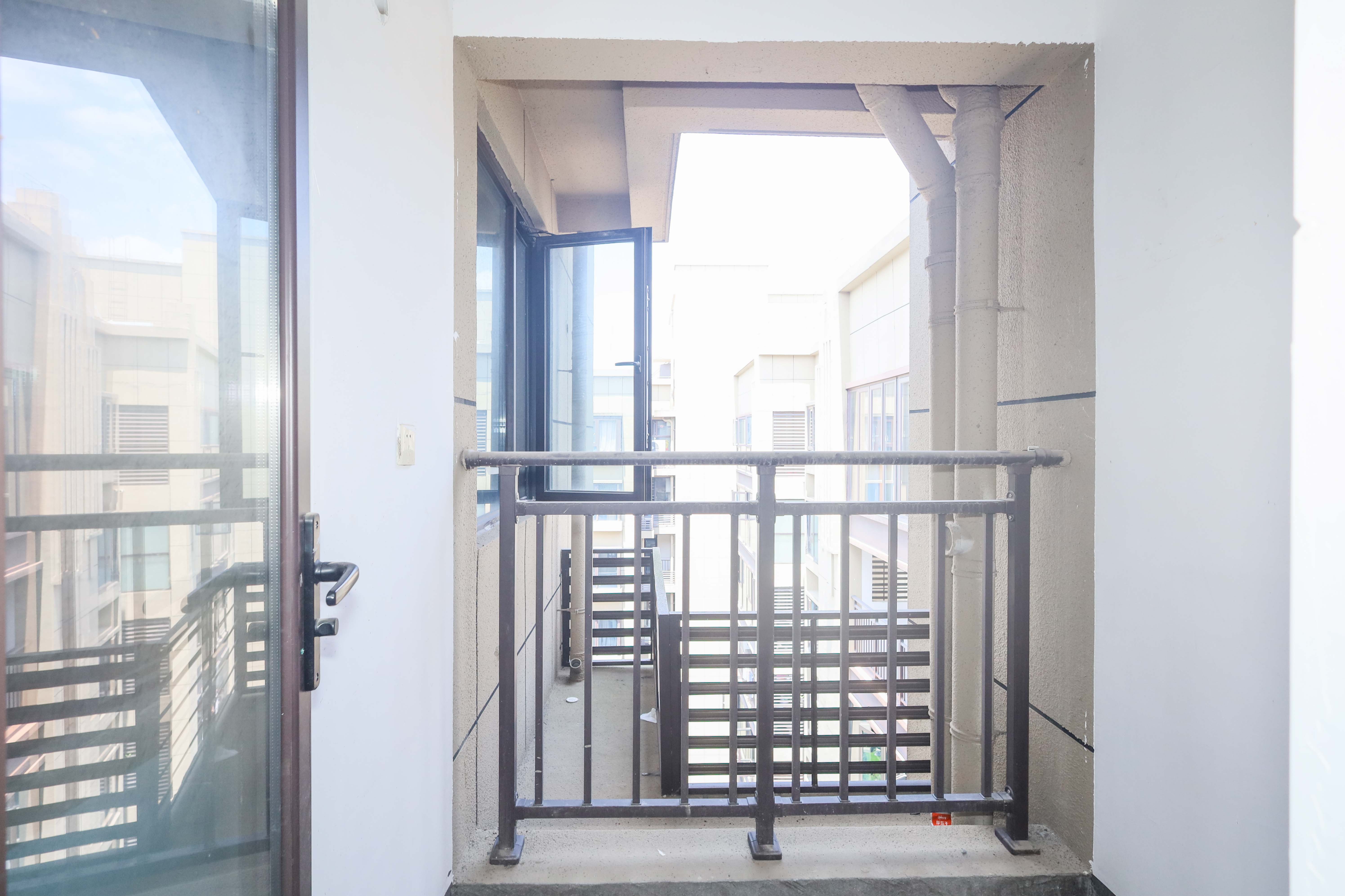 中国铁建梅溪青秀三期  4室2厅2卫    160.0万阳台