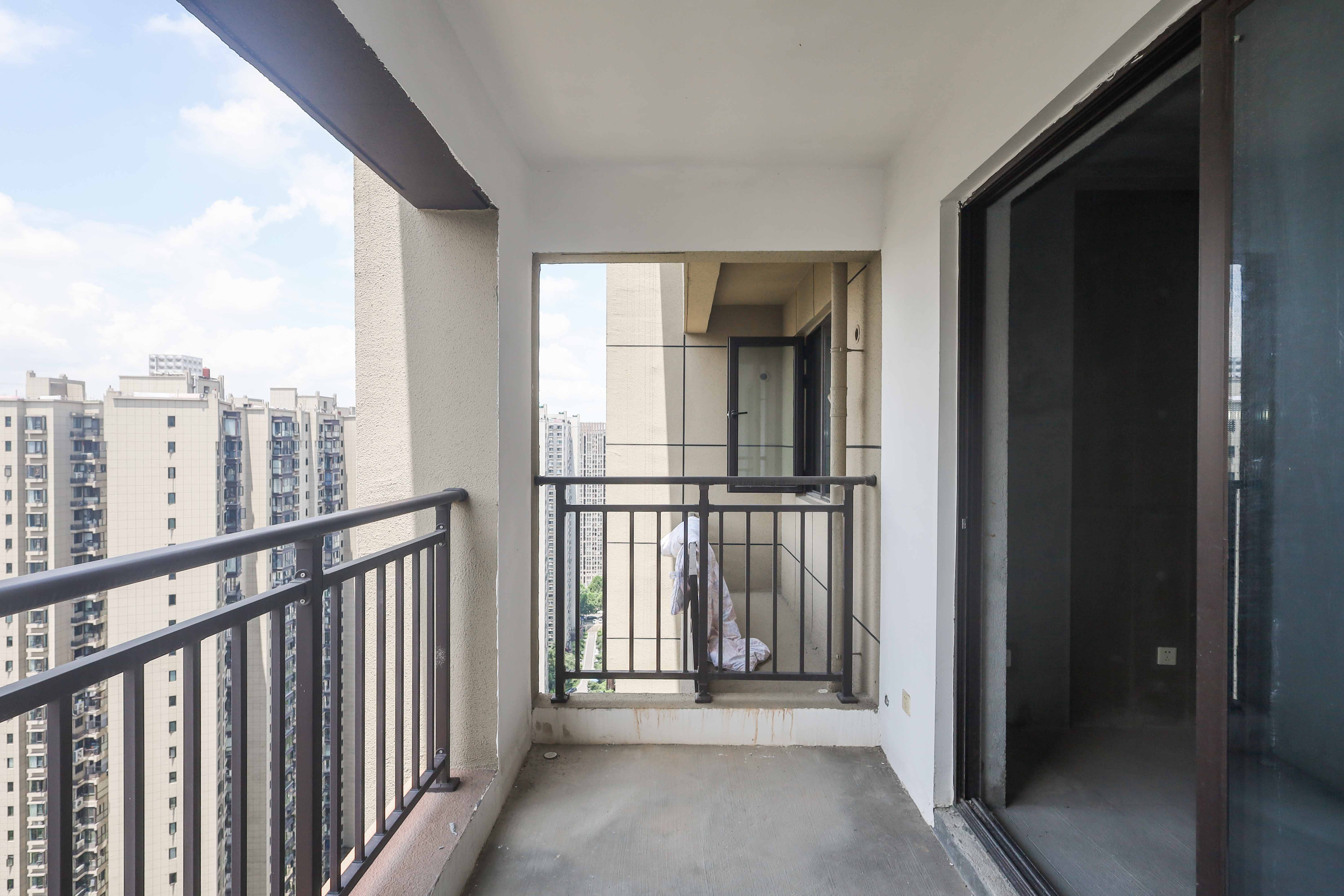 中国铁建梅溪青秀三期  4室2厅2卫    160.0万阳台