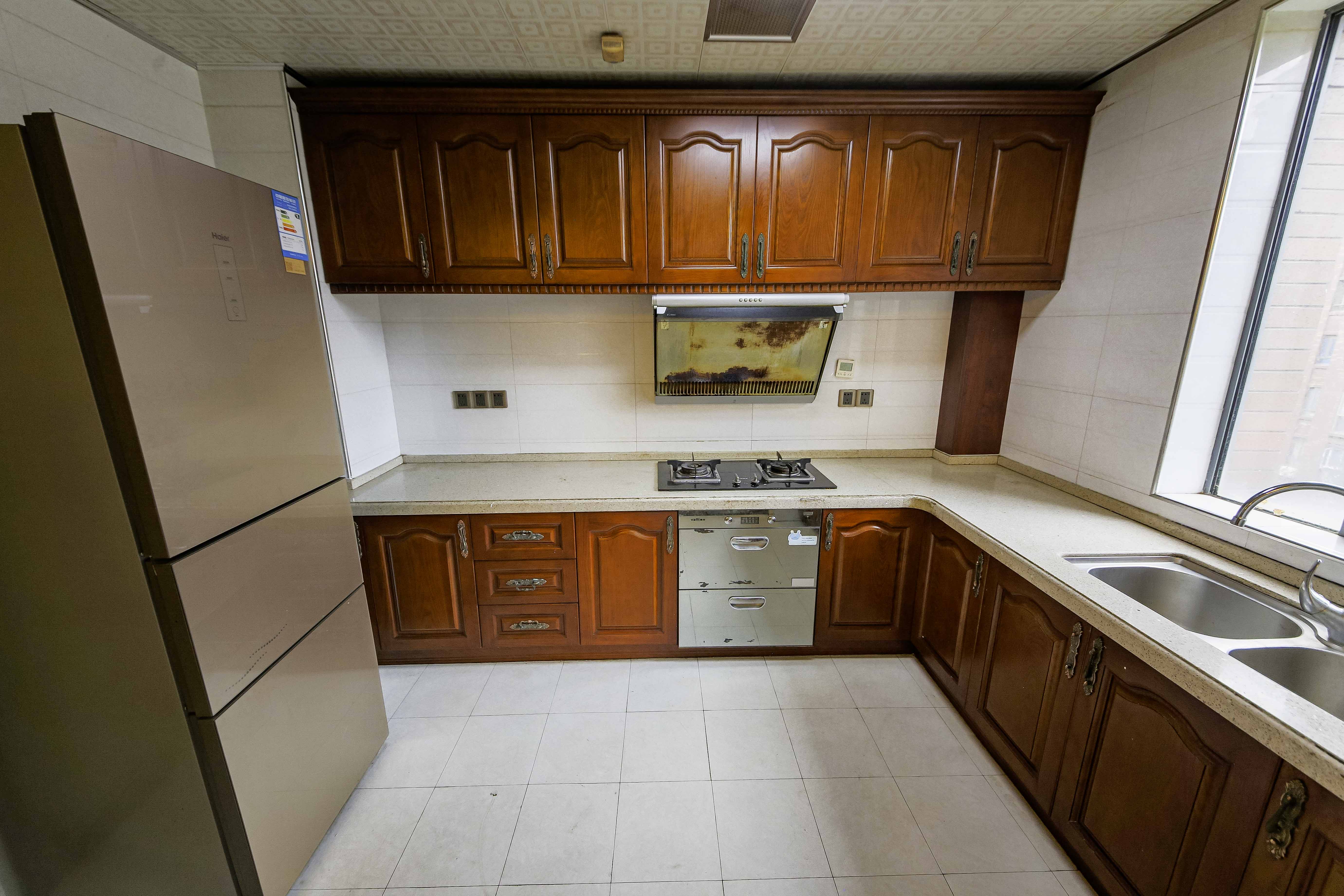 奥林匹克花园  4室2厅2卫    190.0万厨房