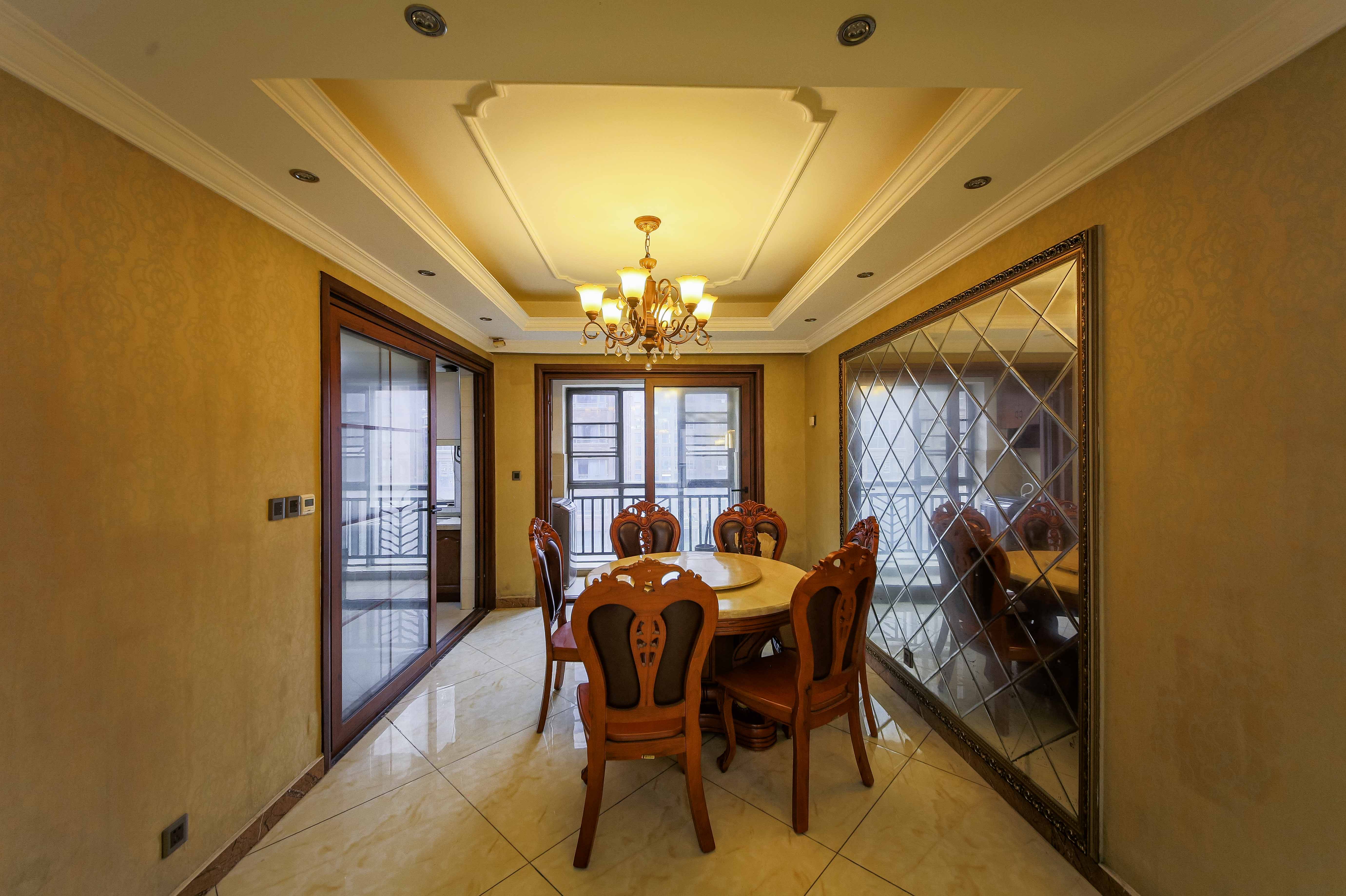 奥林匹克花园  4室2厅2卫    190.0万客厅