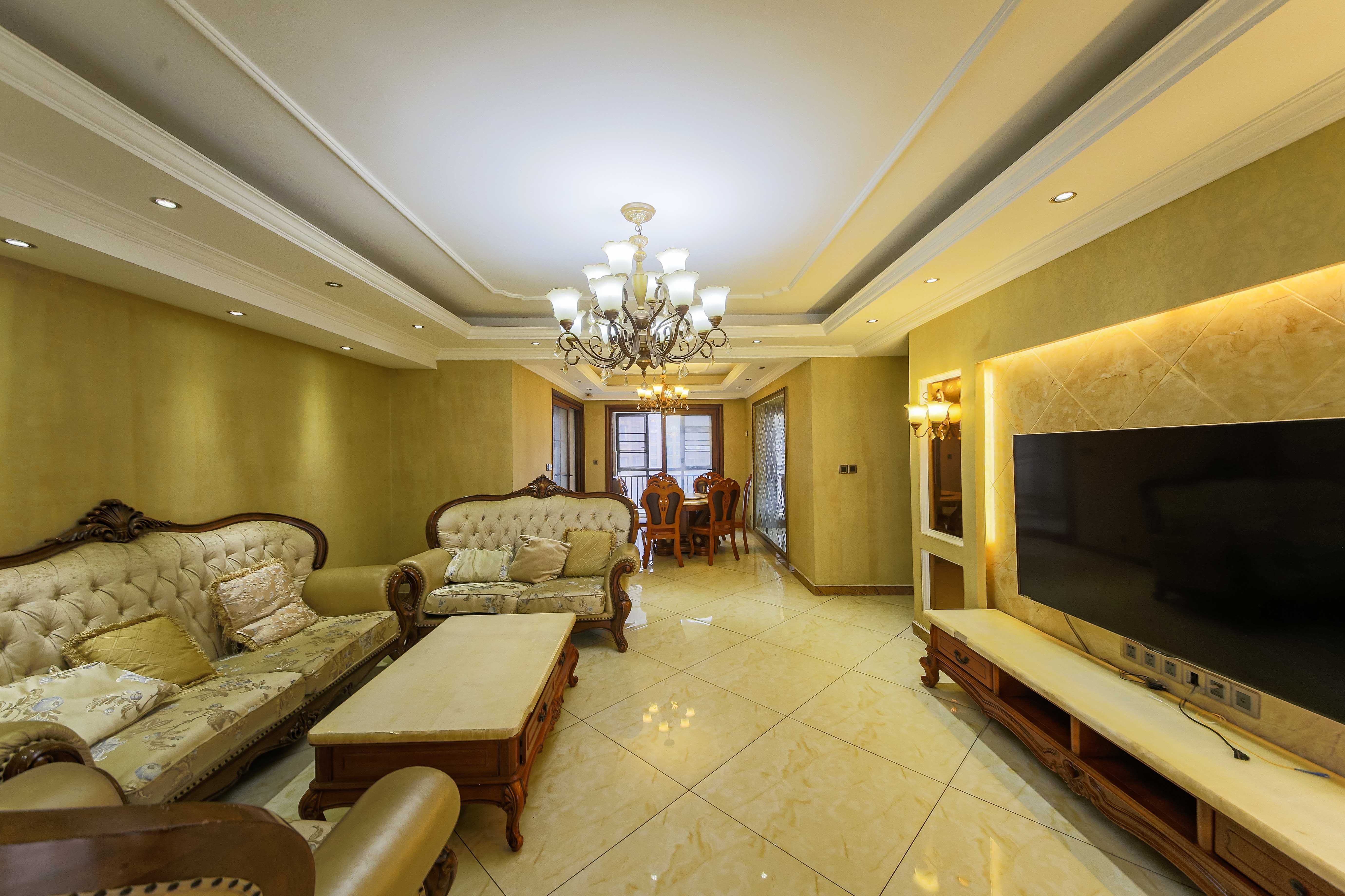 奥林匹克花园  4室2厅2卫    190.0万客厅