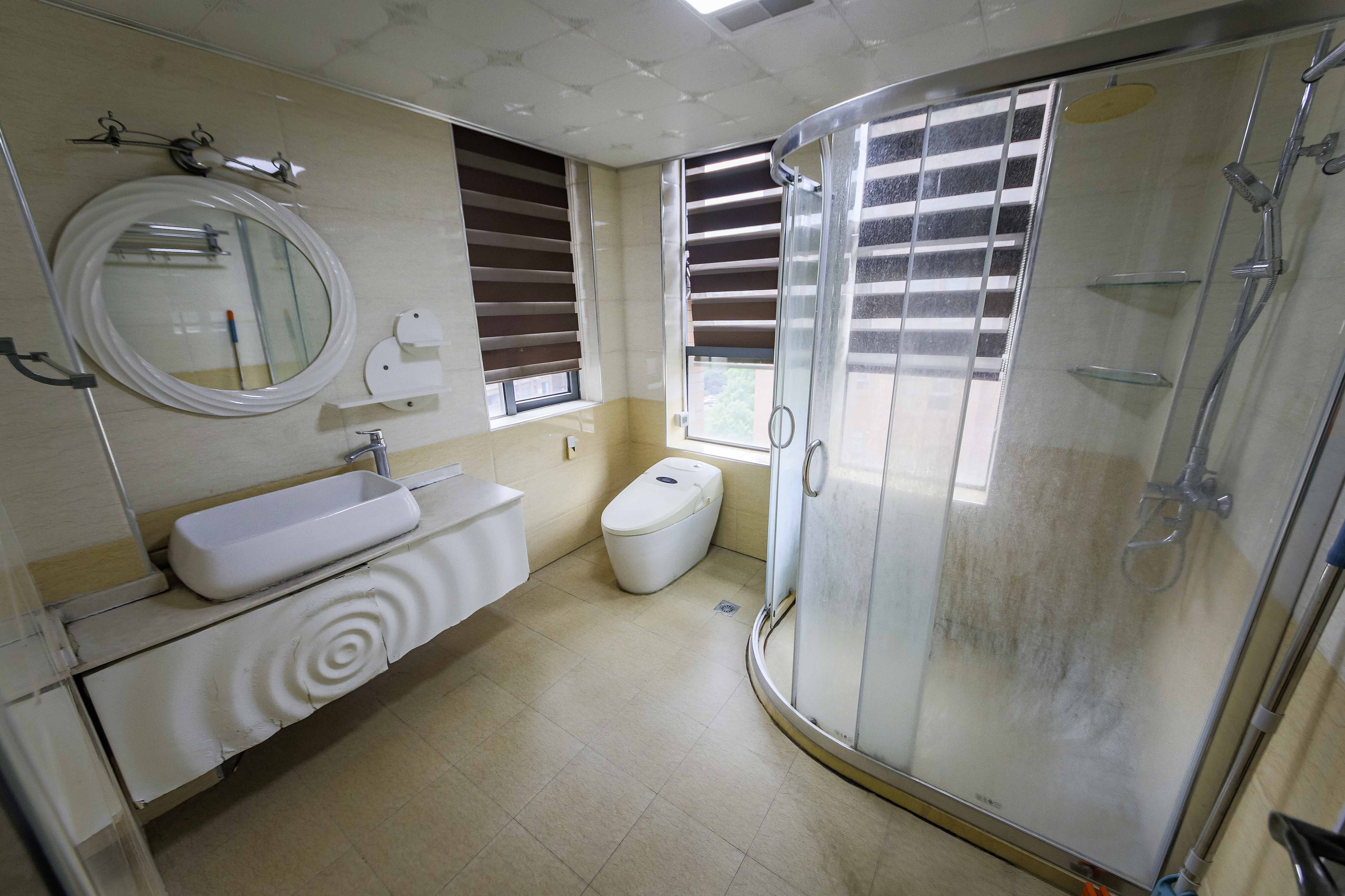 奥林匹克花园  4室2厅2卫    190.0万卫生间