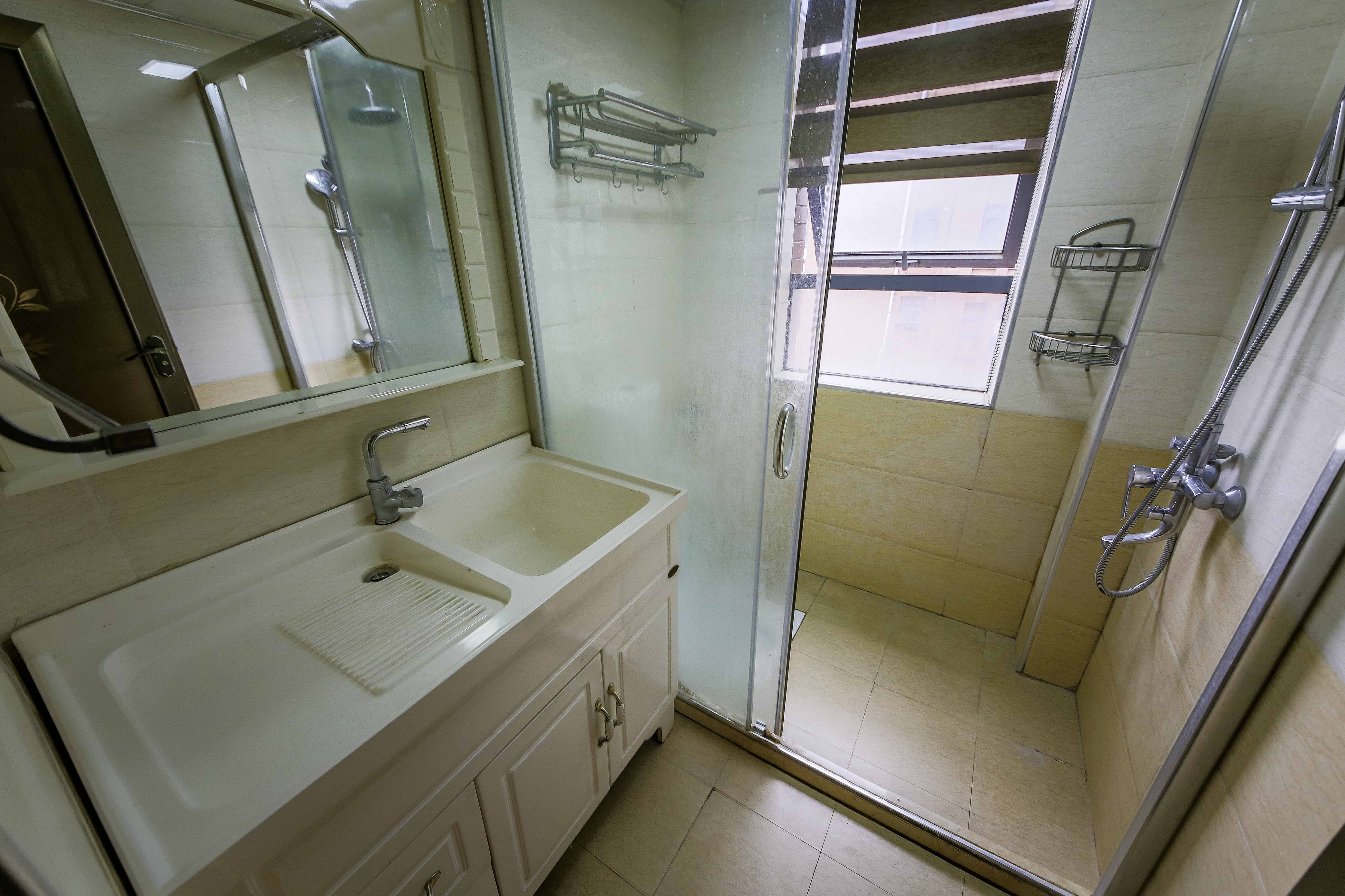 奥林匹克花园  4室2厅2卫    190.0万卫生间