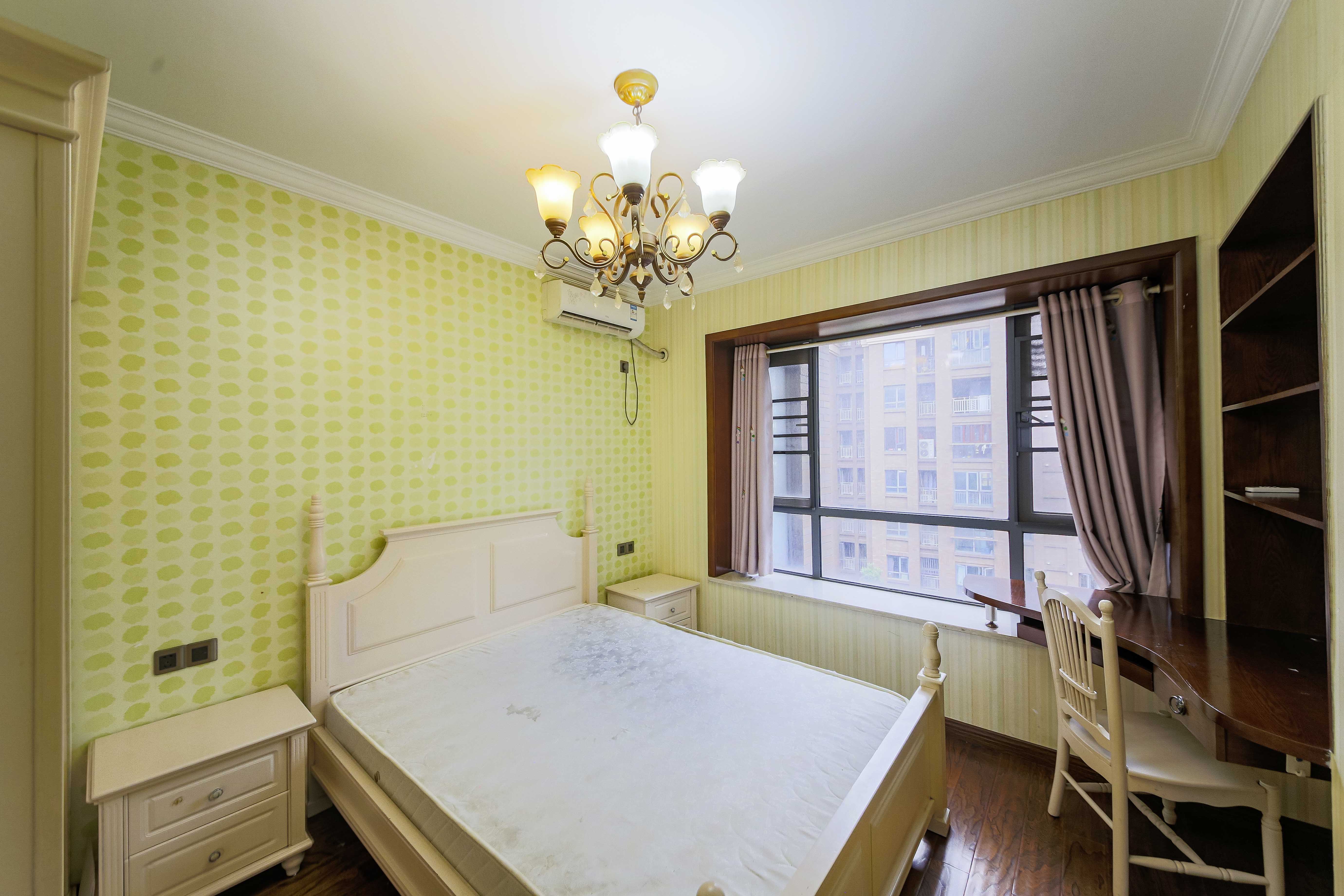 奥林匹克花园  4室2厅2卫    190.0万卧室