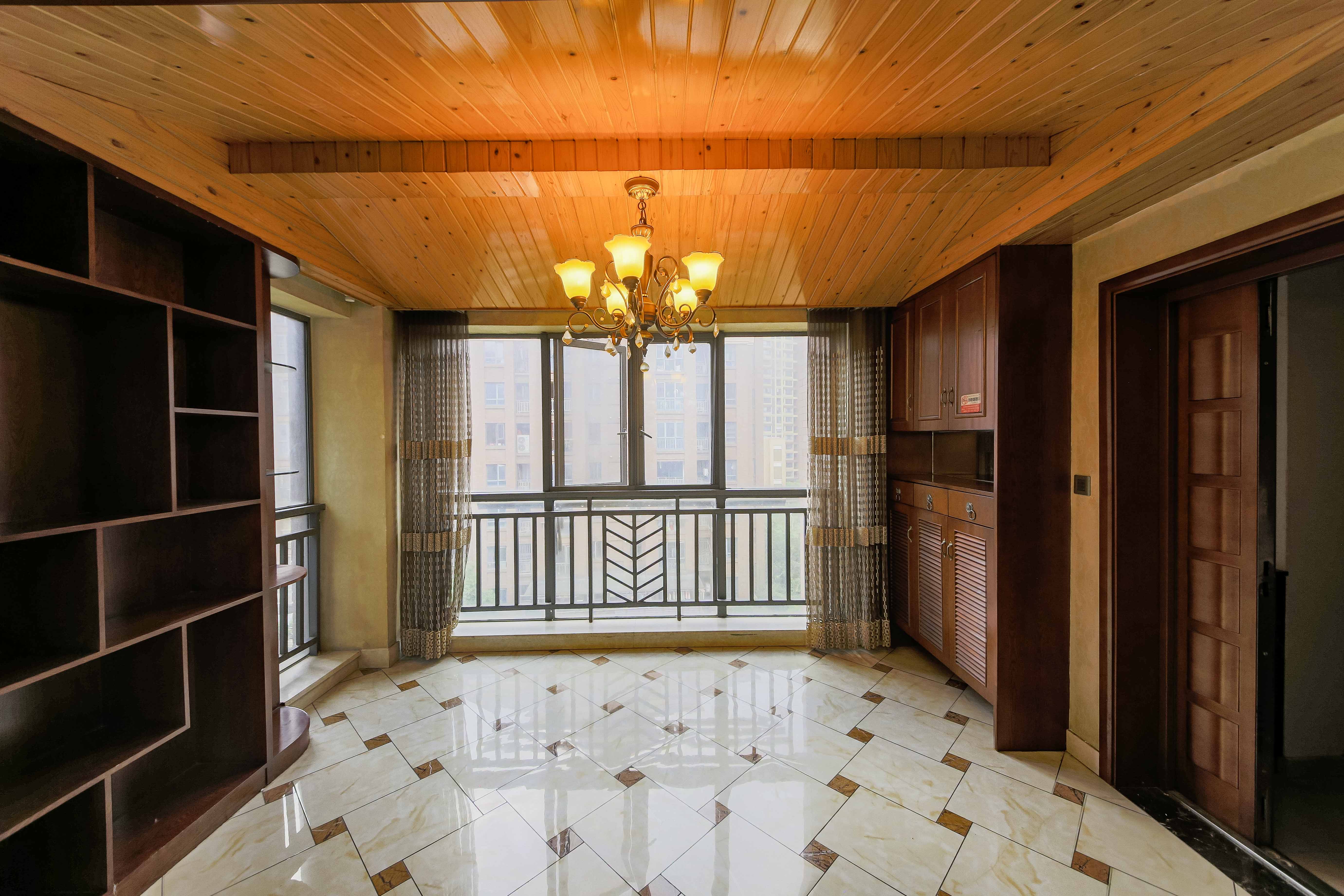 奥林匹克花园  4室2厅2卫    190.0万阳台