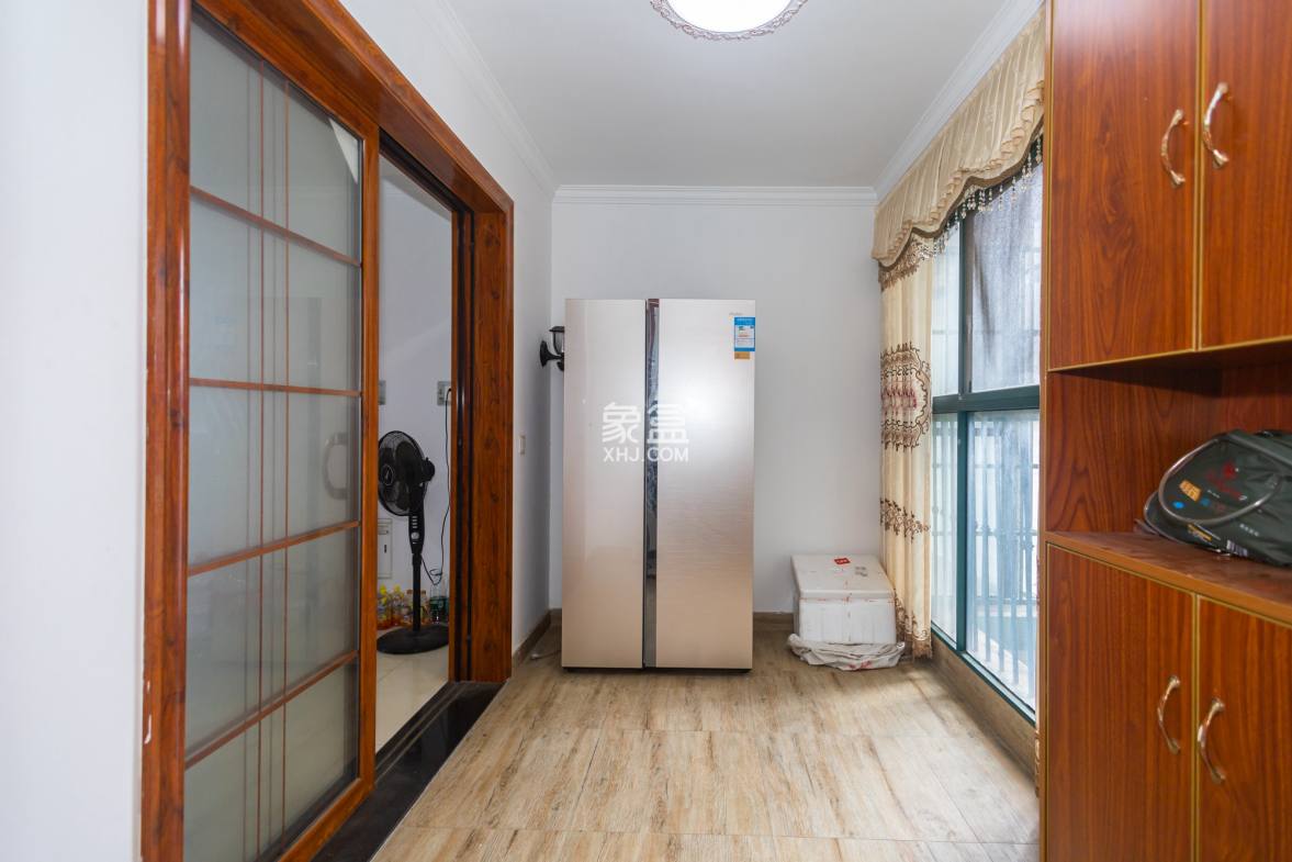 蝴蝶谷  3室2厅3卫    75.8万 蝴蝶谷  3室2厅3卫    75.8万阳台