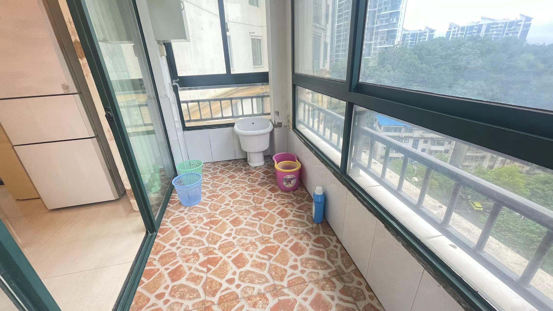 经世皇城 3室2厅2卫 89.80万 经世皇城 3室2厅2卫 89.80万室内图