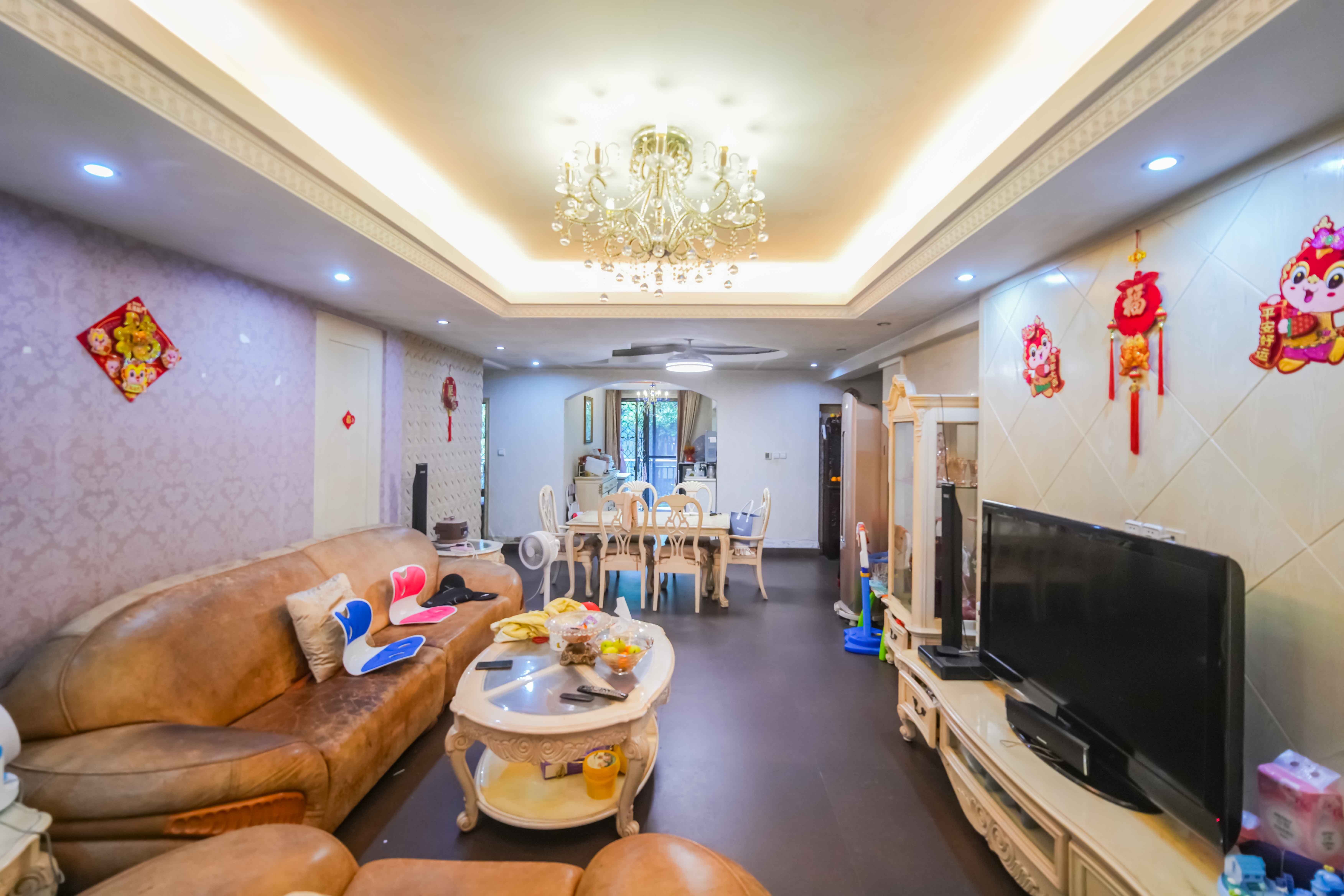 中城丽景香山园  4室2厅2卫   185.00万客厅
