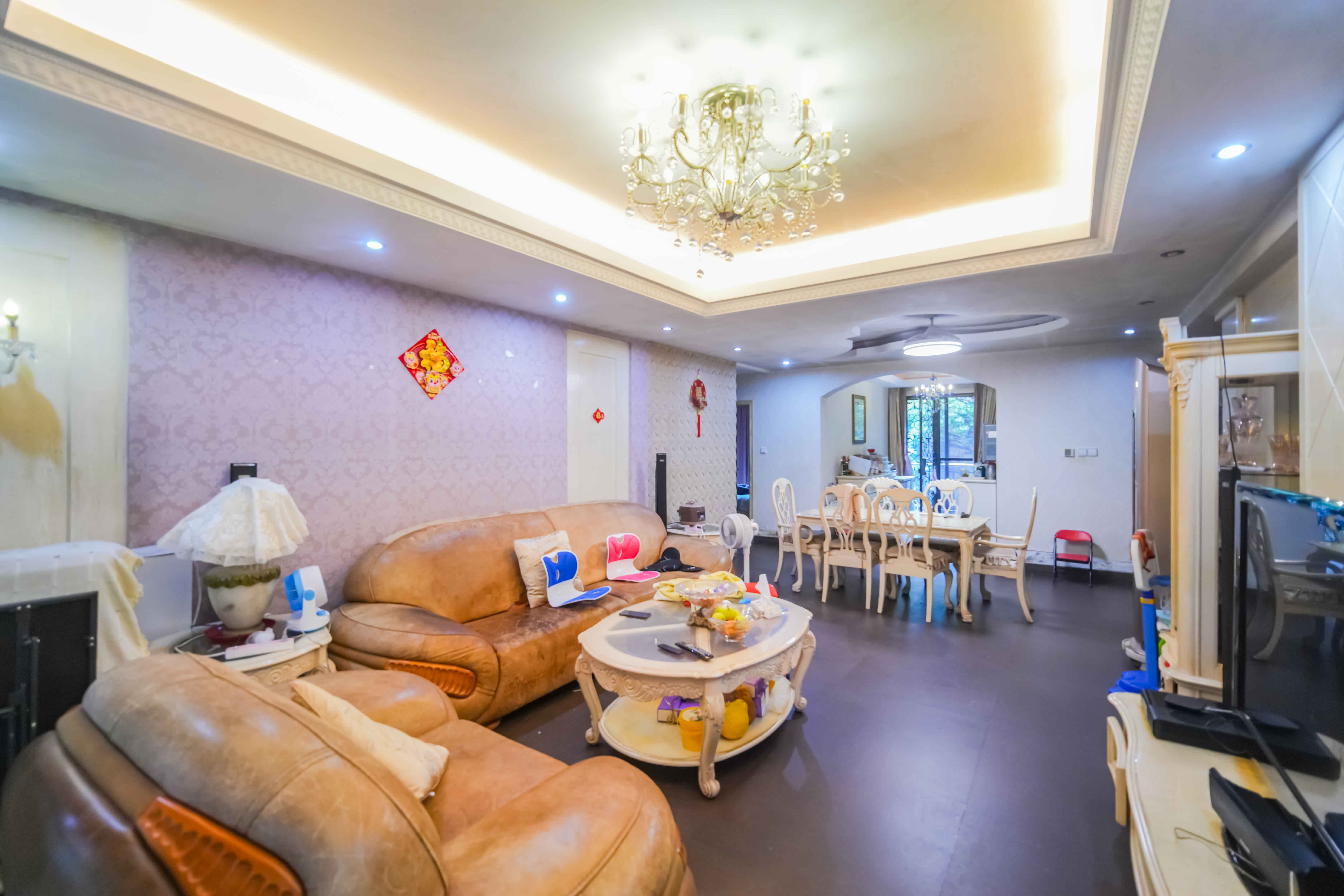 中城丽景香山园  4室2厅2卫   185.00万客厅
