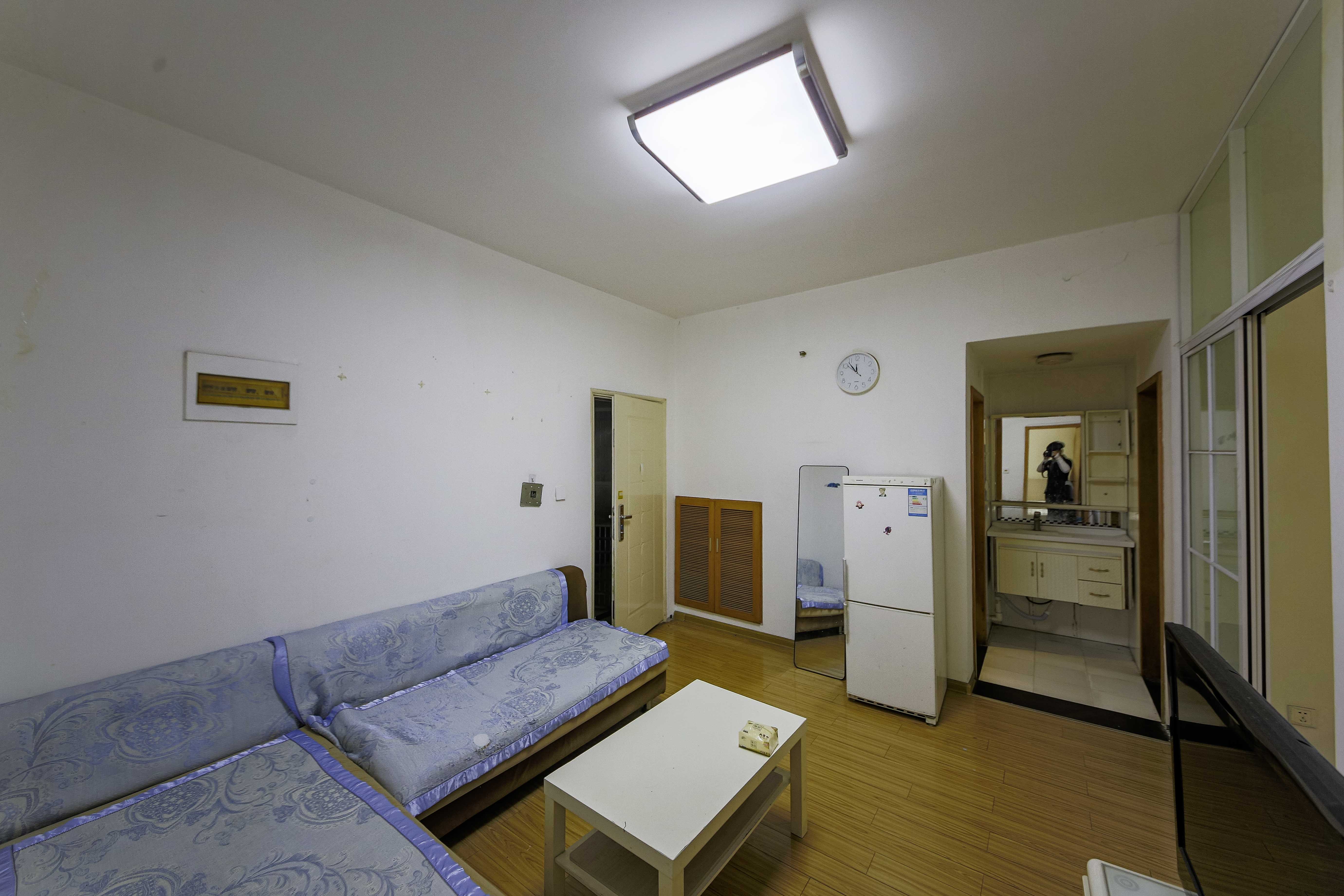 满庭芳小区  2室1厅1卫   54.80万客厅