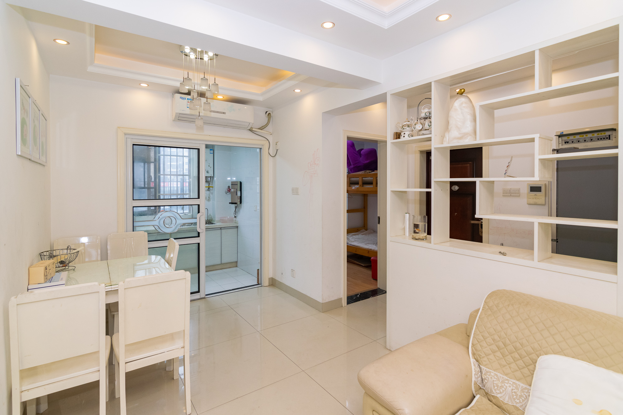 澳海澜庭 3室2厅1卫 68.0万 澳海澜庭 3室2厅1卫 68.0万客厅