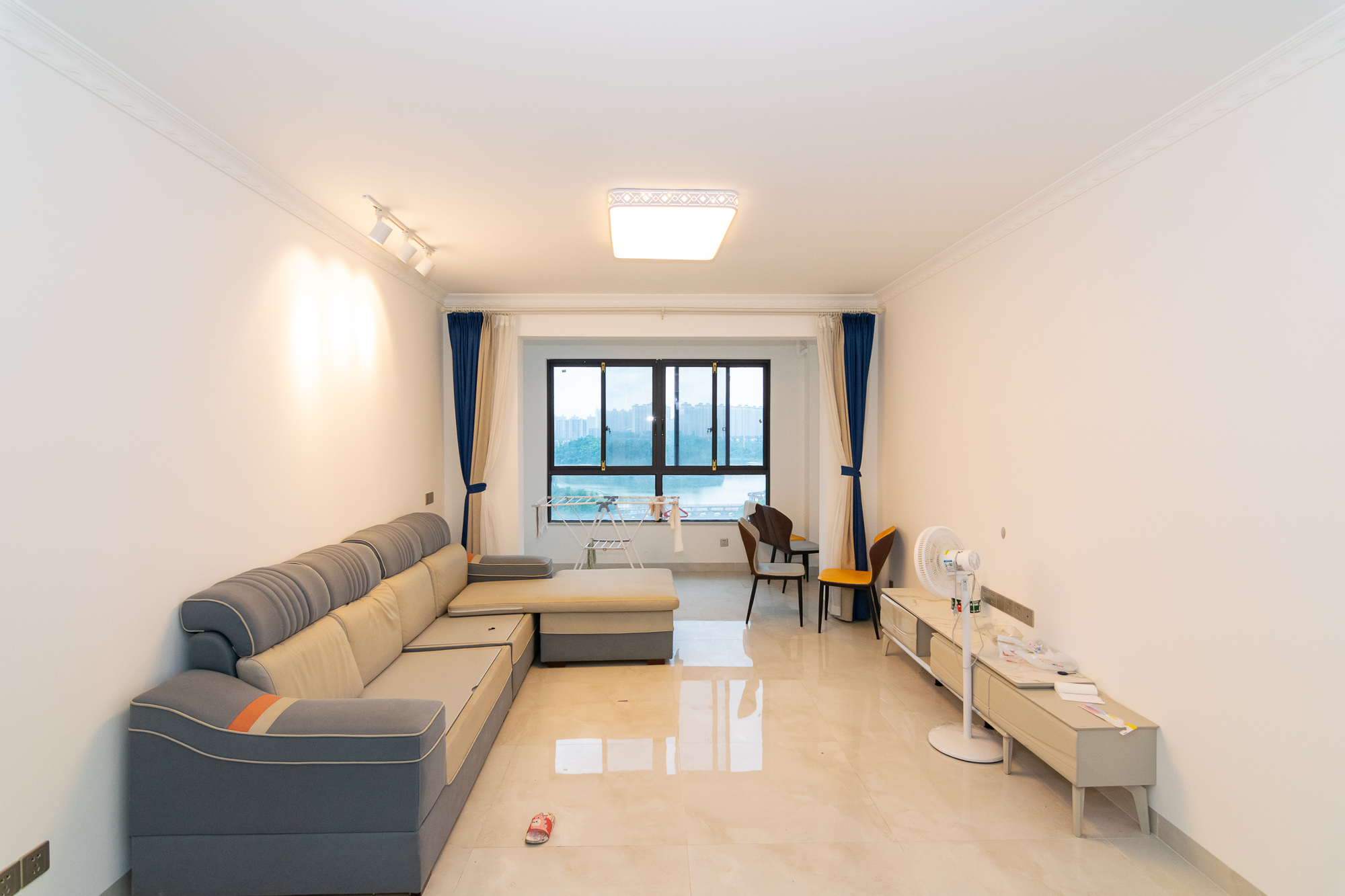 金地三千府(金地湖山樾、金地自在城)  3室2厅2卫    95.0万 金地三千府(金地湖山樾、金地自在城)  3室2厅2卫    95.0万客厅