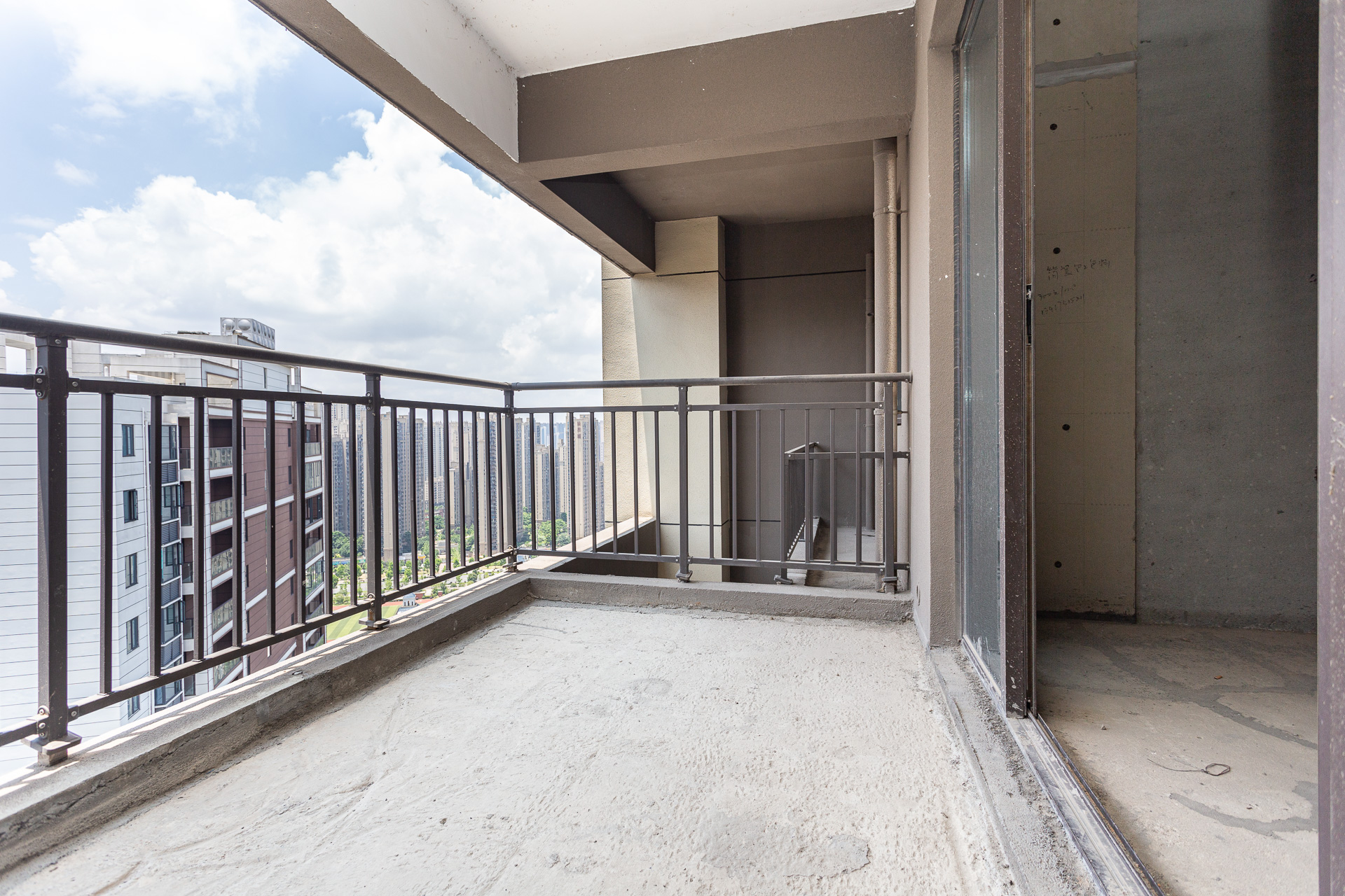 长燃润和天地(长润小区印湘江)  4室2厅2卫    103.0万 长燃润和天地(长润小区印湘江)  4室2厅2卫    103.0万阳台