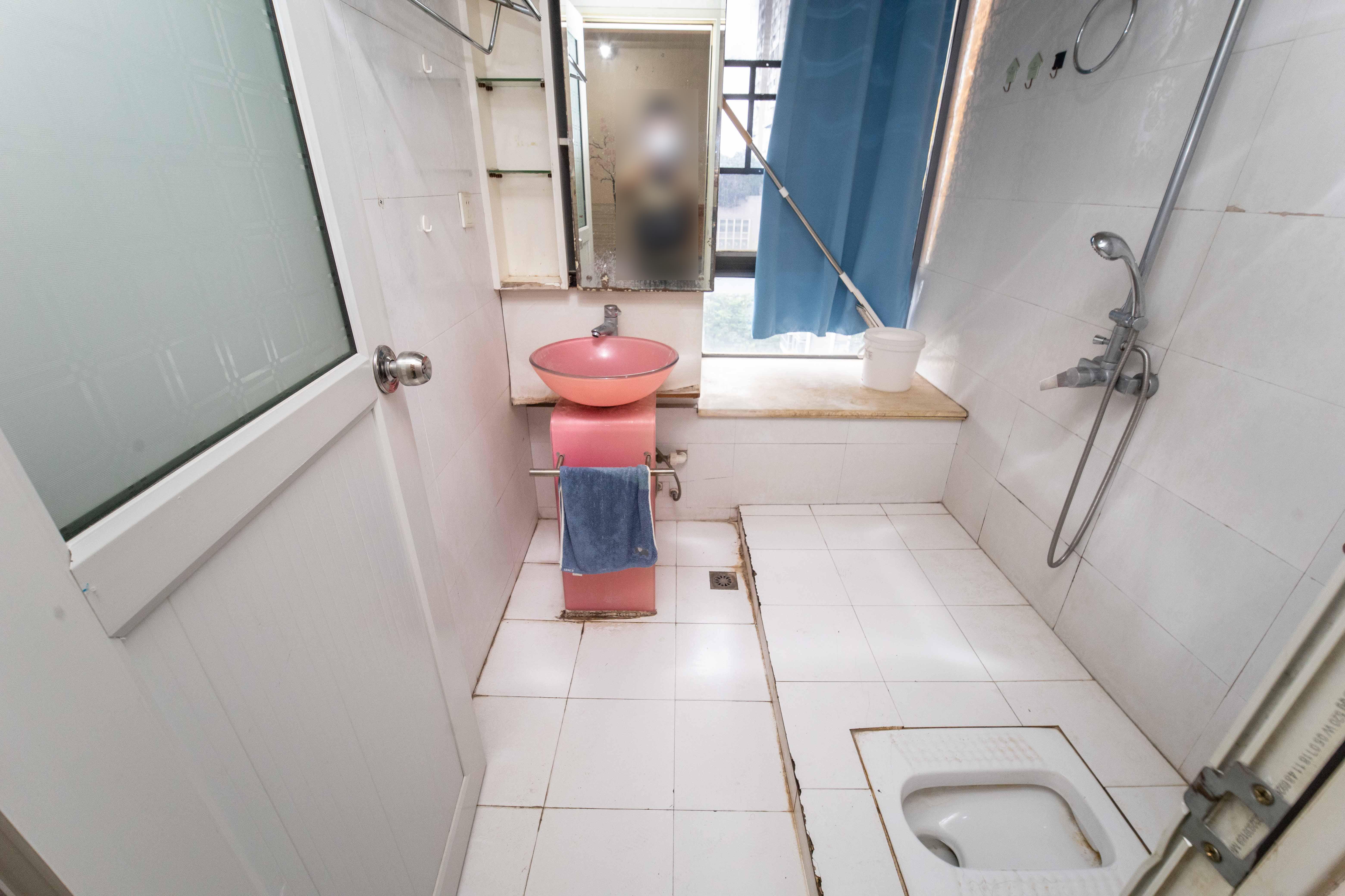 银港水晶城 2室2厅1卫 62.0万 银港水晶城 2室2厅1卫 62.0万卫生间