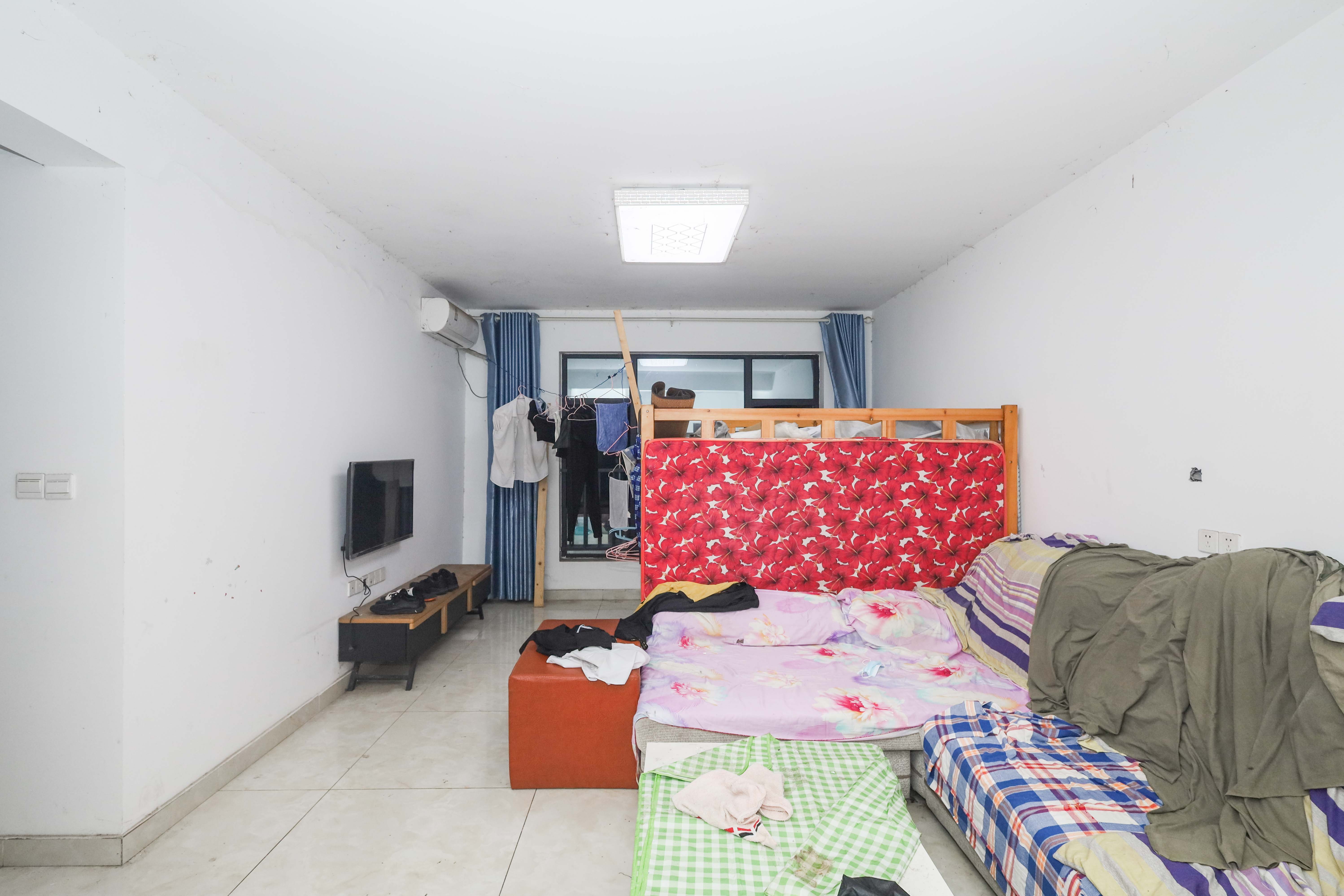 天元涉外景园C区 3室2厅1卫 90.0万 天元涉外景园C区 3室2厅1卫 90.0万客厅