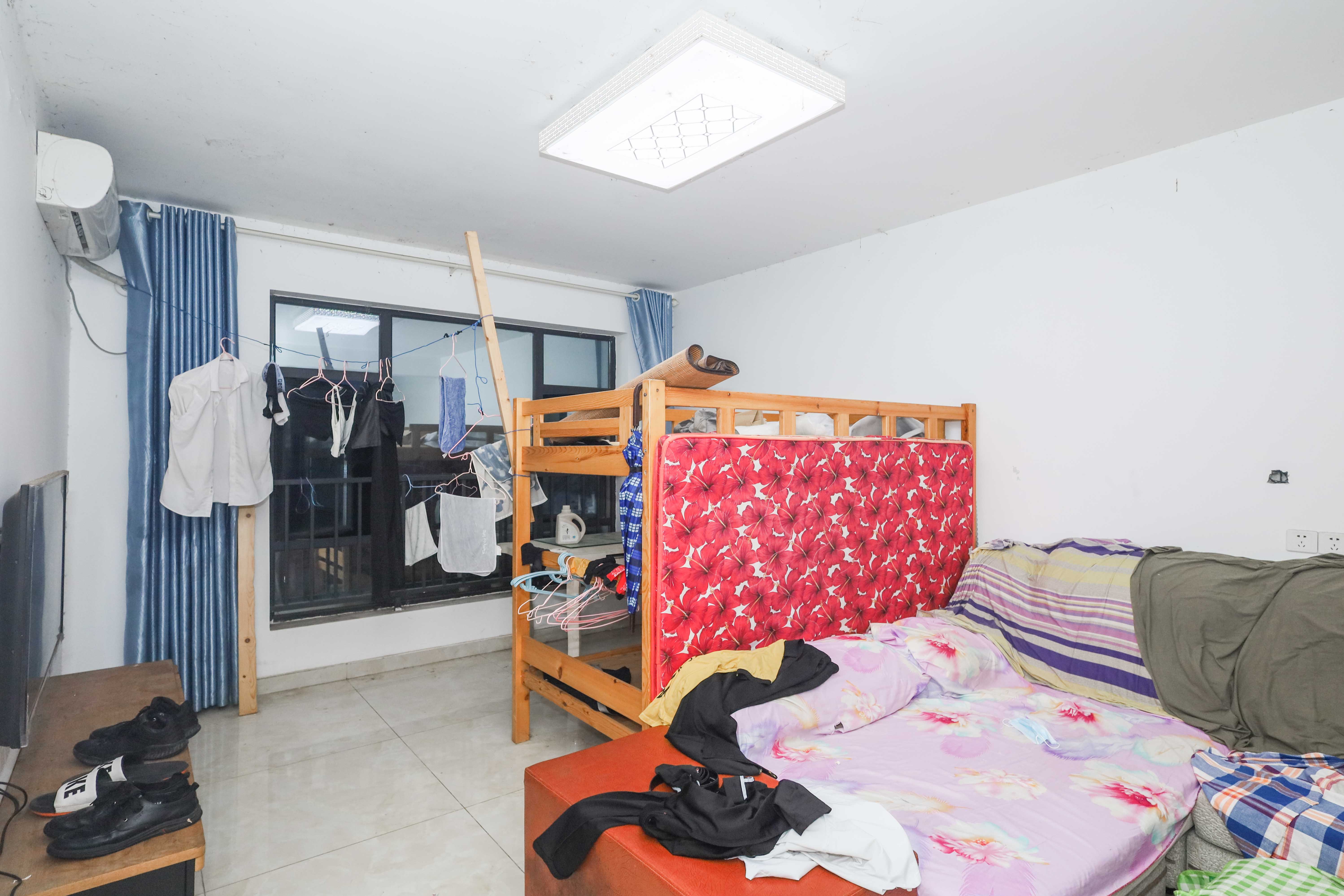 天元涉外景园C区 3室2厅1卫 90.0万 天元涉外景园C区 3室2厅1卫 90.0万客厅