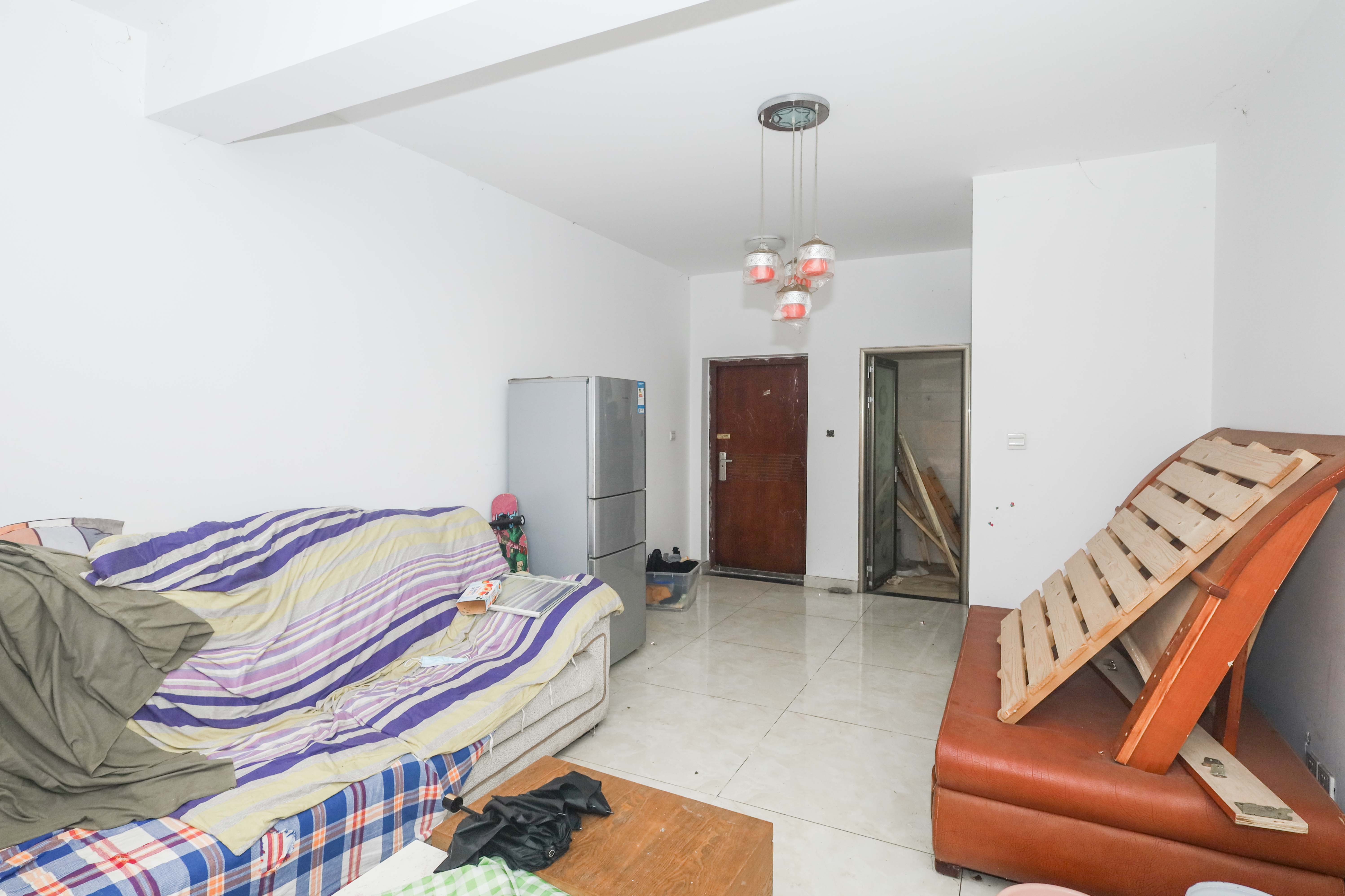 天元涉外景园C区 3室2厅1卫 90.0万 天元涉外景园C区 3室2厅1卫 90.0万客厅