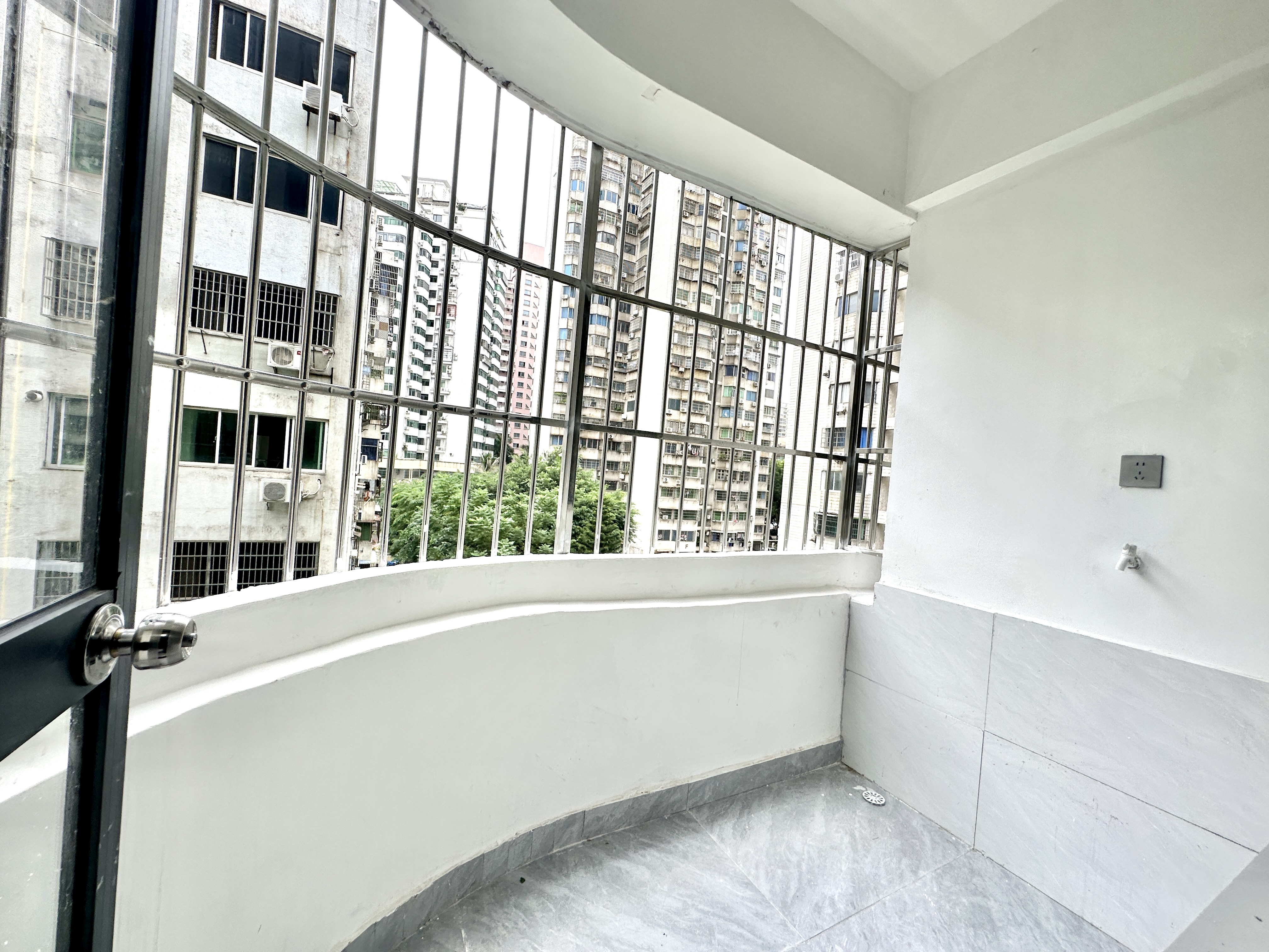 金融花园 1室0厅1卫 95.0万 金融花园 1室0厅1卫 95.0万阳台