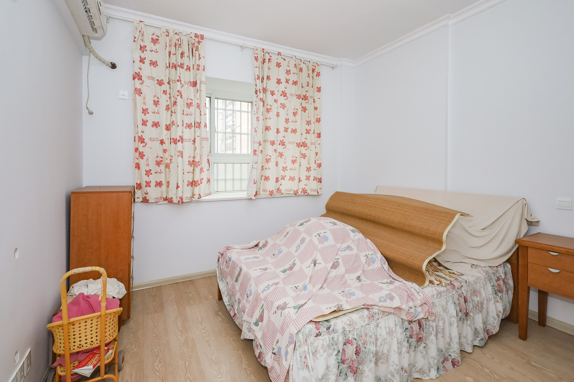 德润园  2室2厅1卫    62.8万 德润园  2室2厅1卫    62.8万卧室