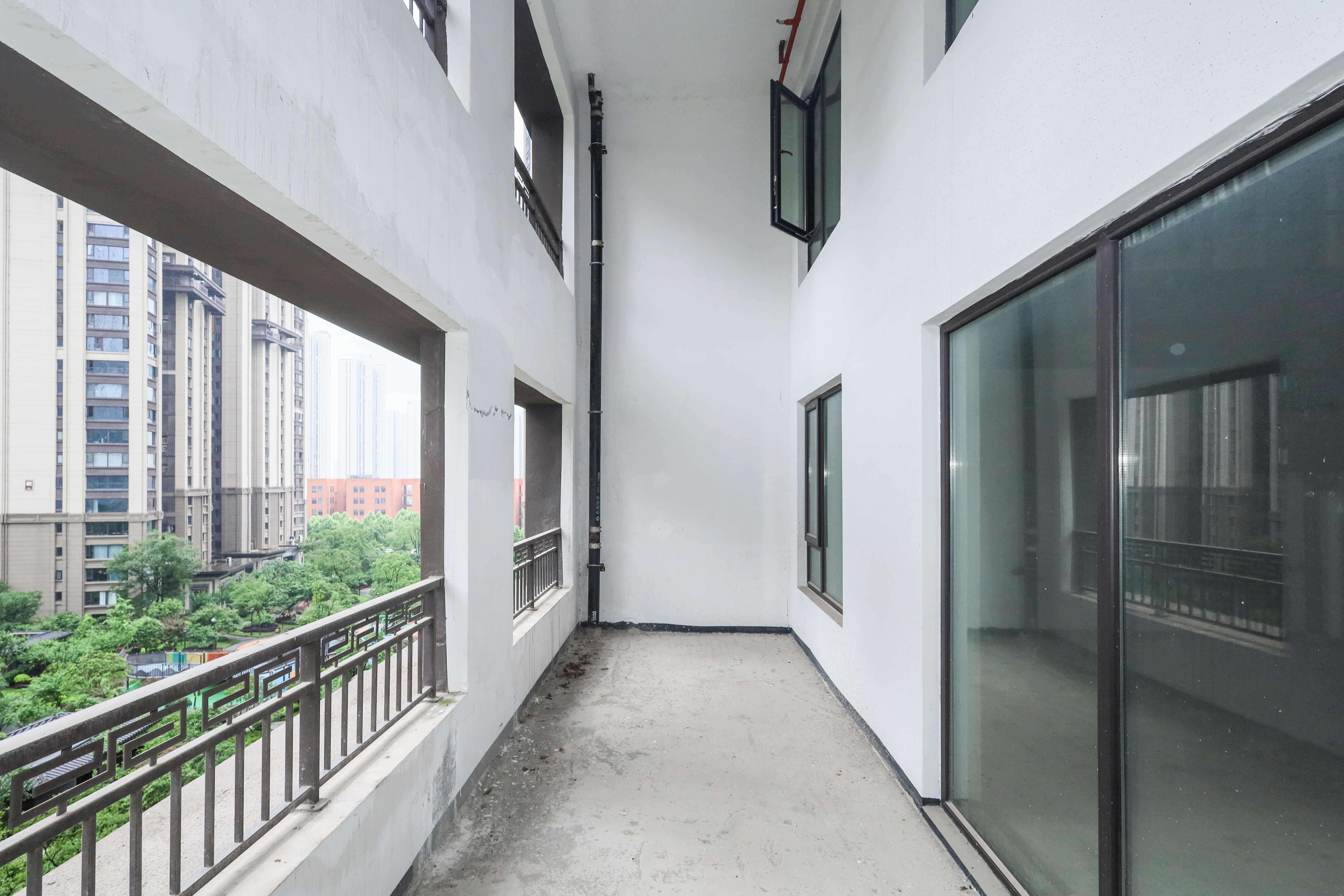 建发央著  4室2厅2卫   300.00万阳台