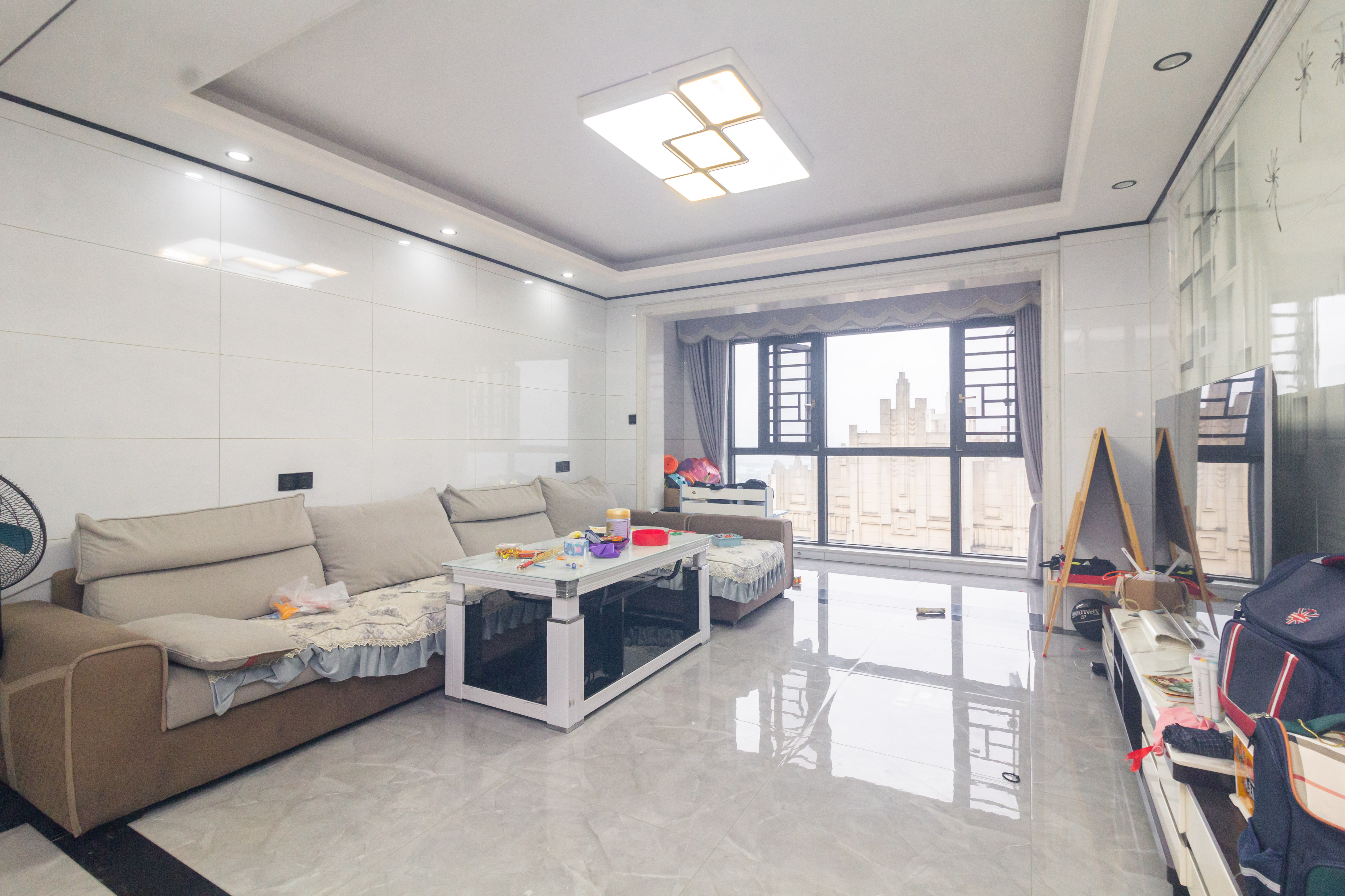 东方美地 4室2厅2卫 106.0万 东方美地 4室2厅2卫 106.0万客厅