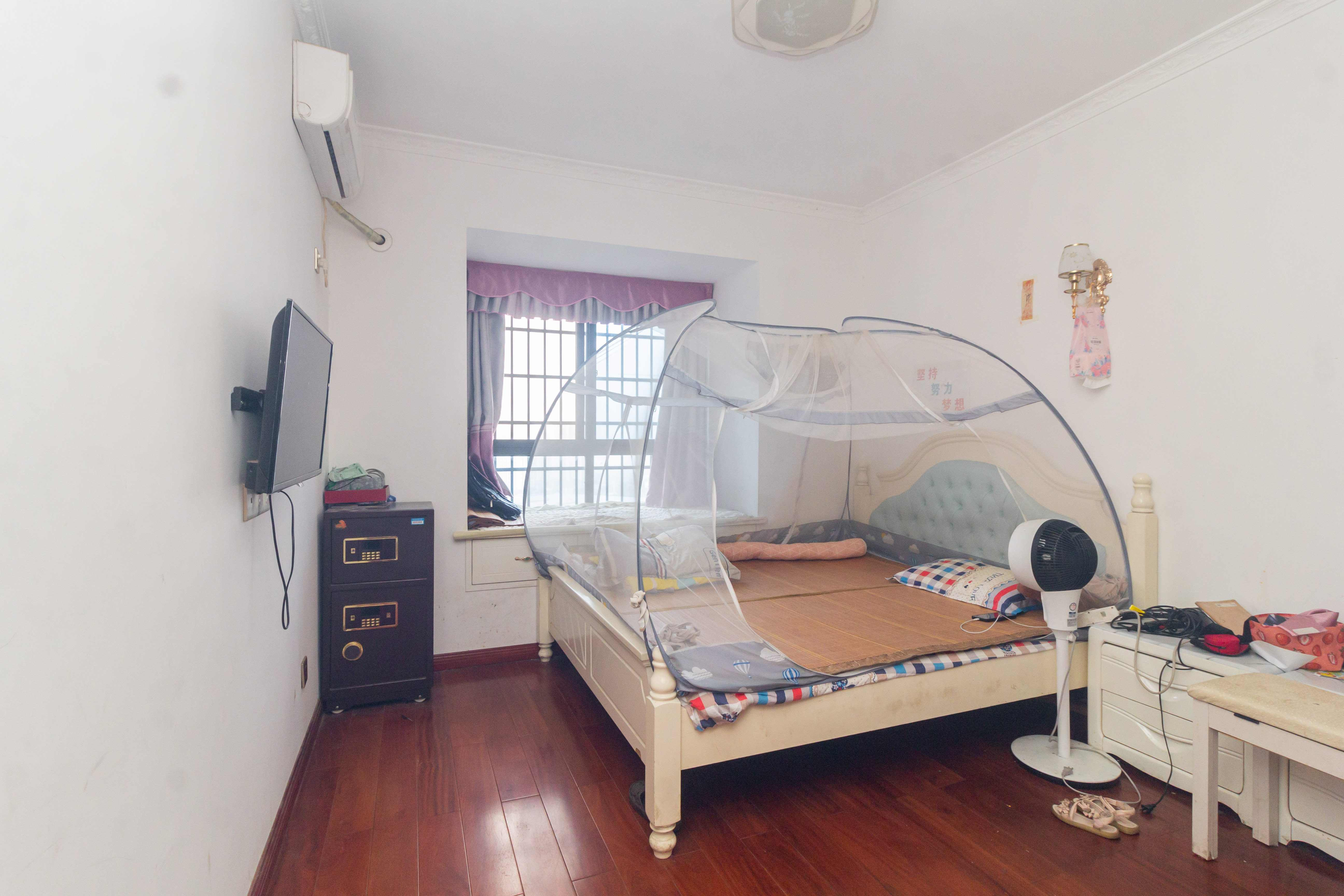 辉宏橄榄城 4室2厅2卫 75.8万 辉宏橄榄城 4室2厅2卫 75.8万卧室