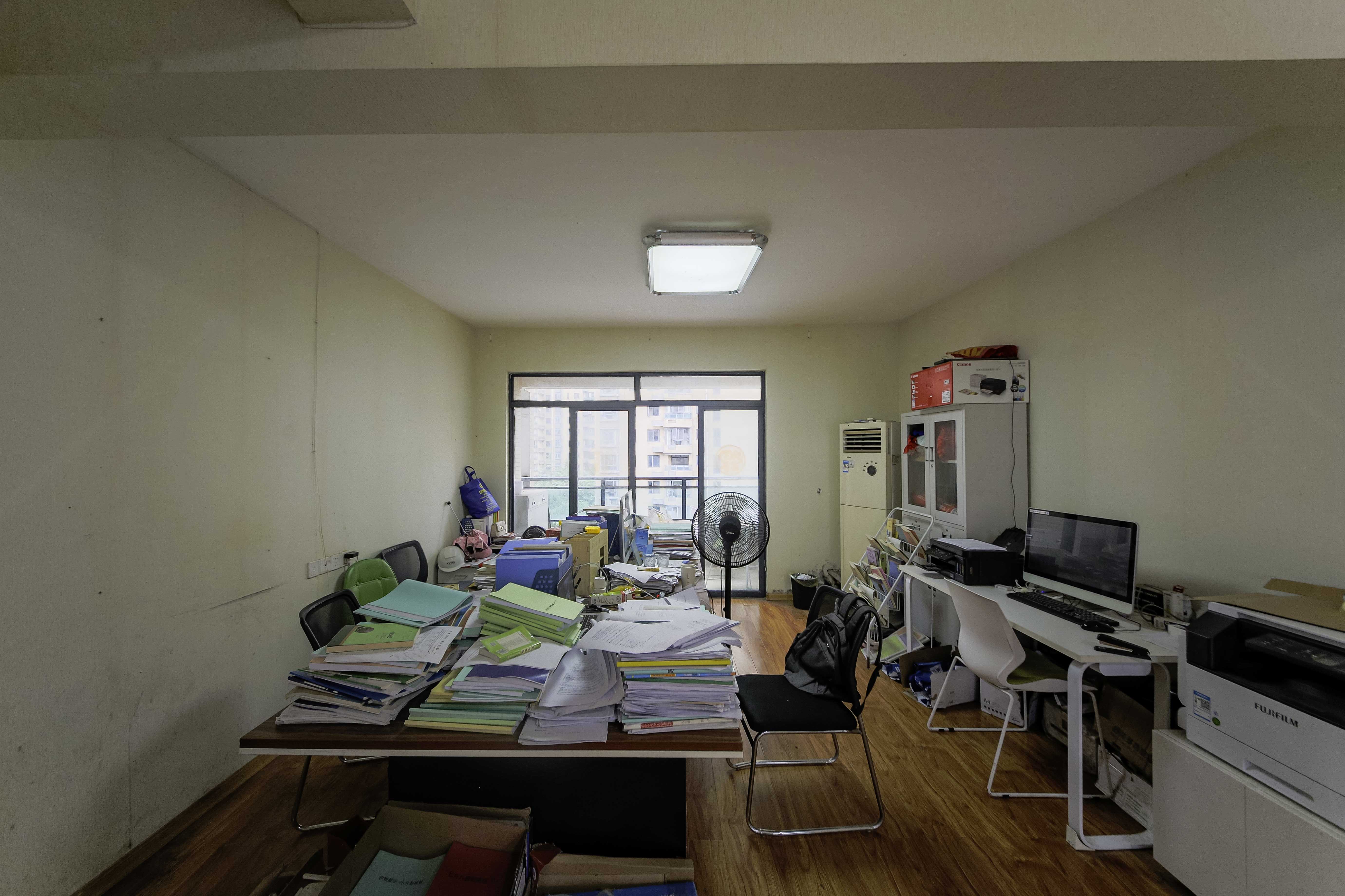 湘府9号  4室2厅2卫    170.0万 湘府9号  4室2厅2卫    170.0万客厅