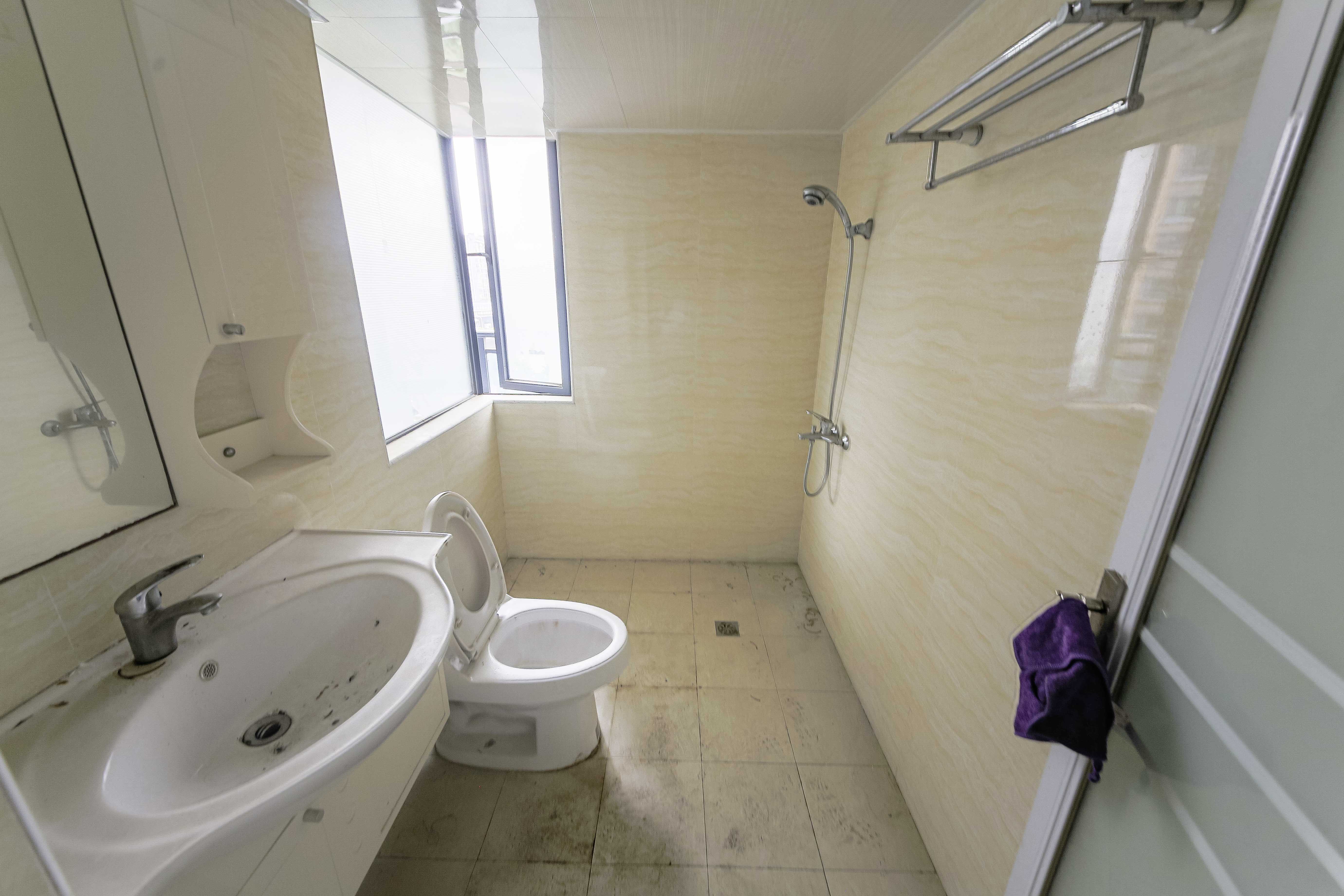 湘府9号  4室2厅2卫    170.0万 湘府9号  4室2厅2卫    170.0万卫生间