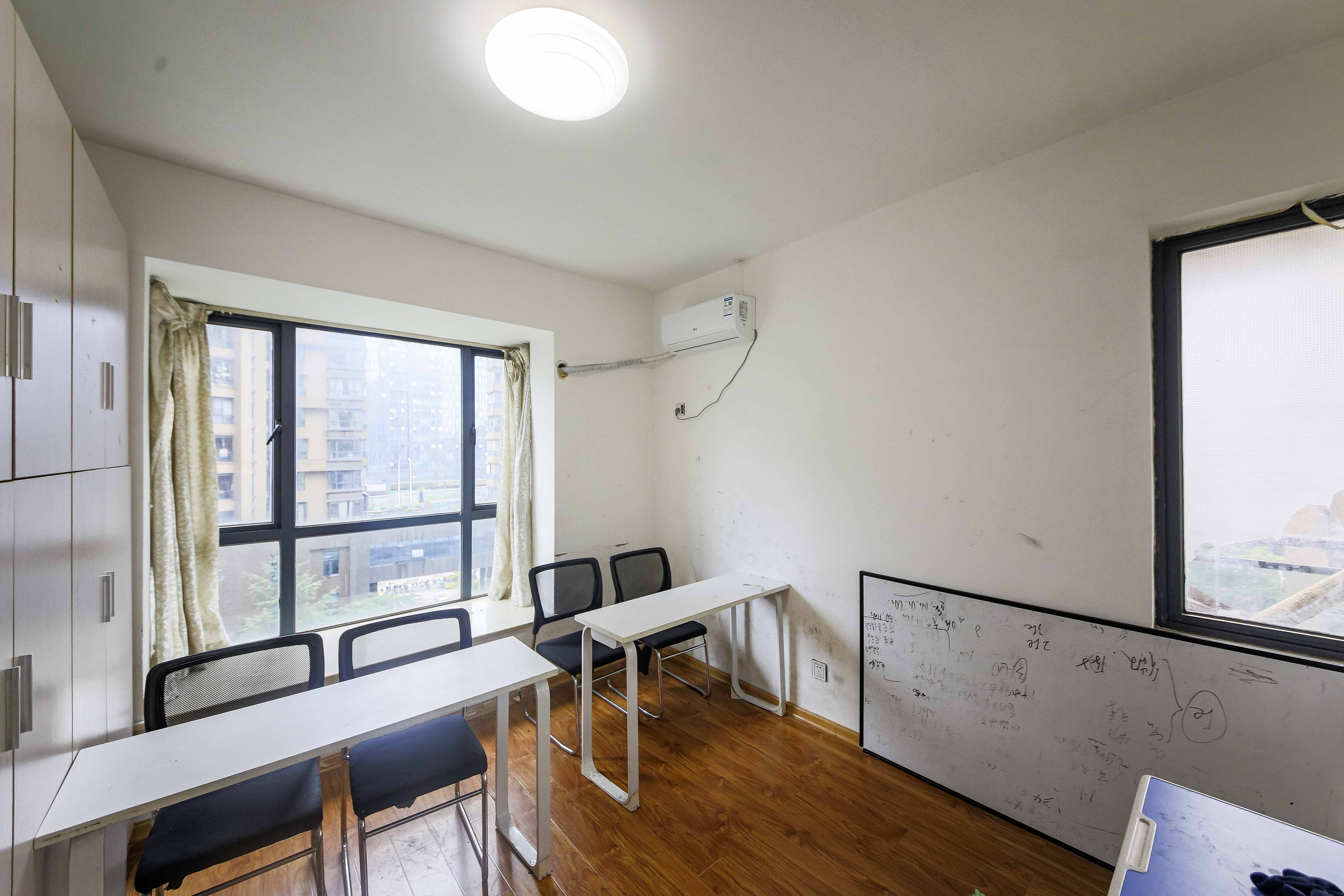 湘府9号  4室2厅2卫    170.0万 湘府9号  4室2厅2卫    170.0万卧室