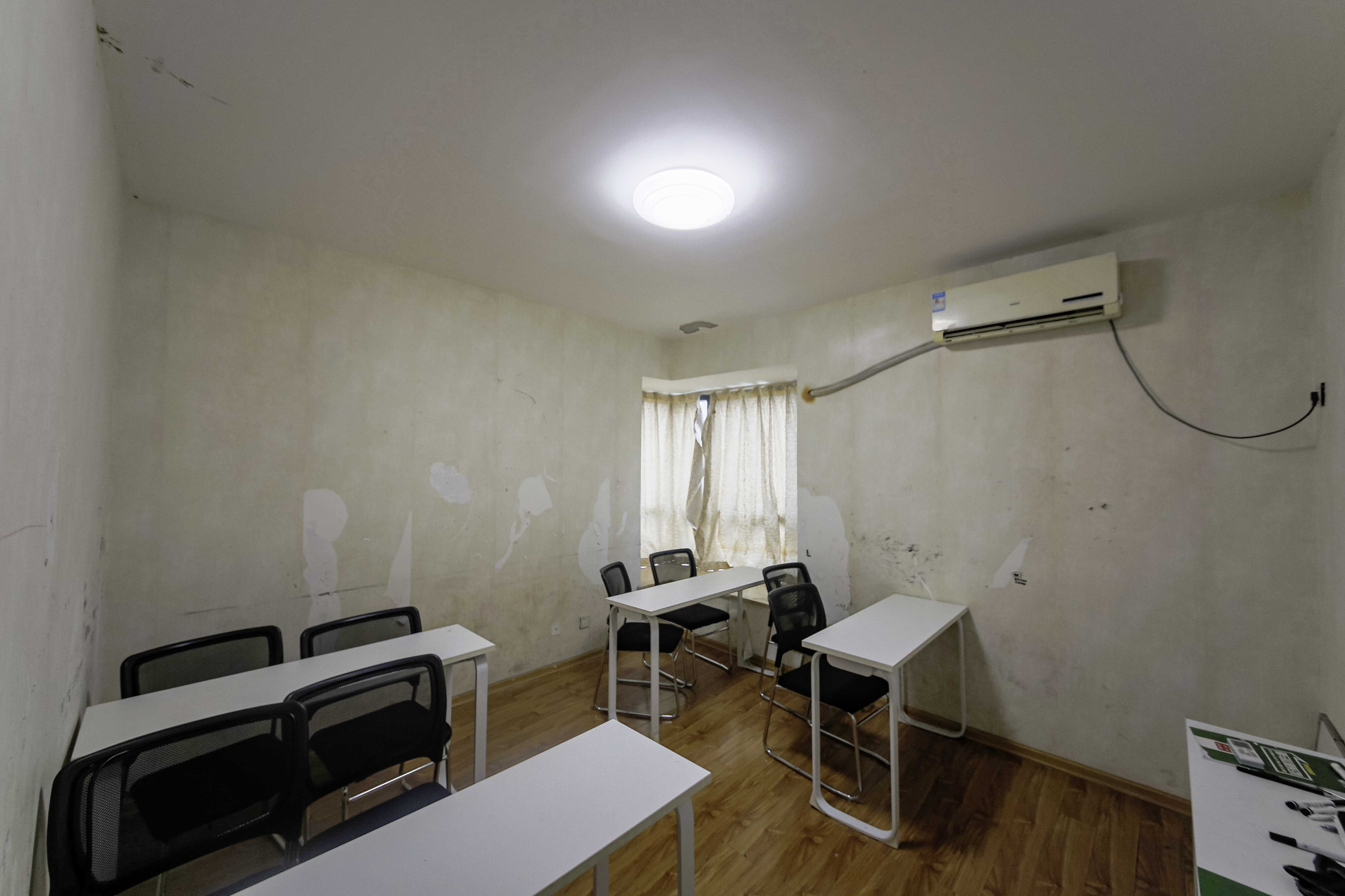 湘府9号  4室2厅2卫    170.0万 湘府9号  4室2厅2卫    170.0万卧室