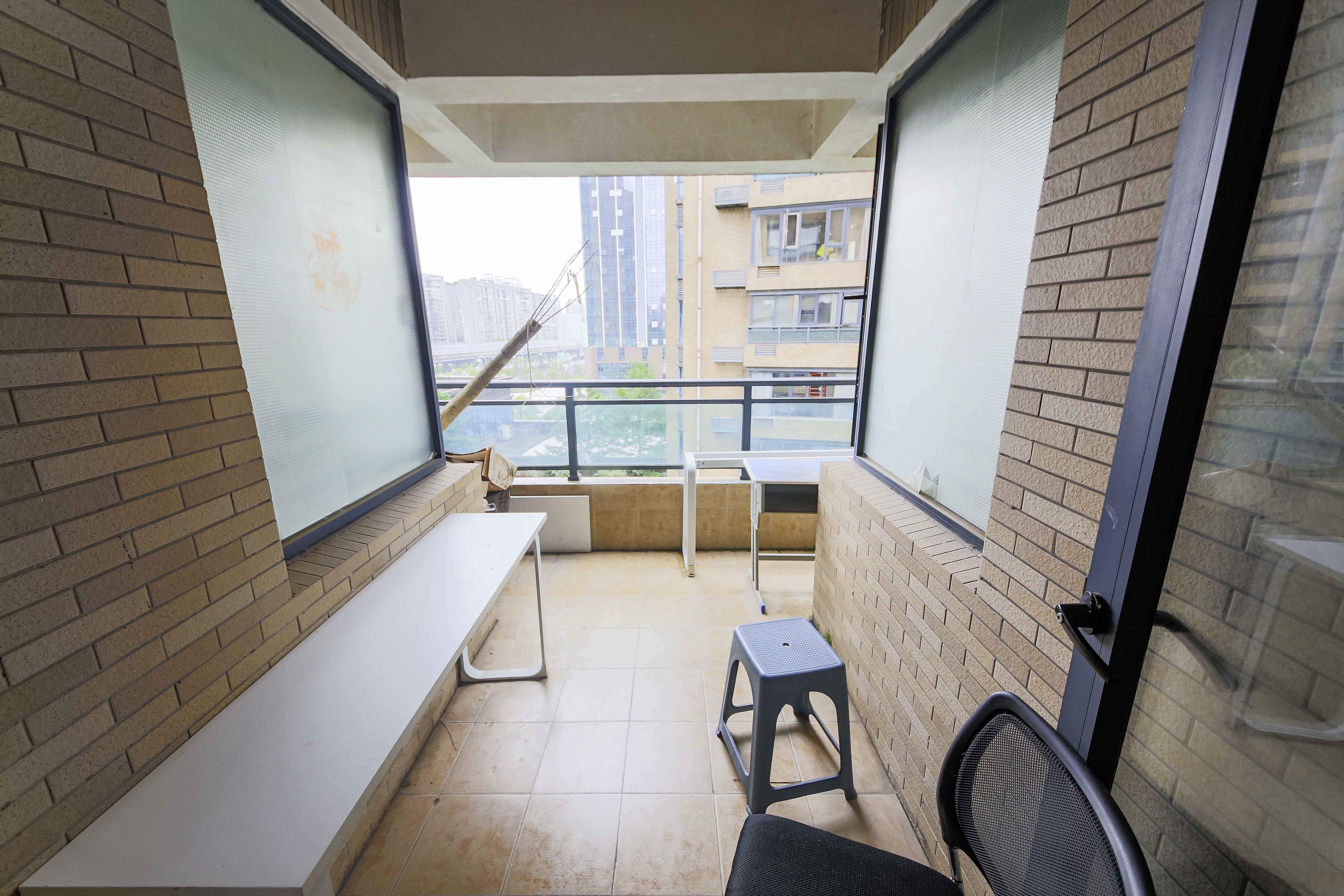 湘府9号  4室2厅2卫    170.0万 湘府9号  4室2厅2卫    170.0万阳台