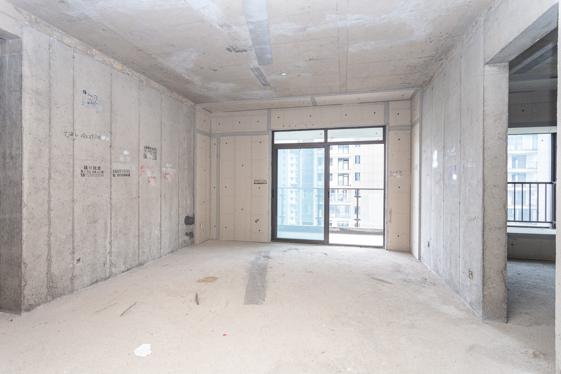 润和湘江天地E区  4室2厅3卫    235.0万 润和湘江天地E区  4室2厅3卫    235.0万客厅