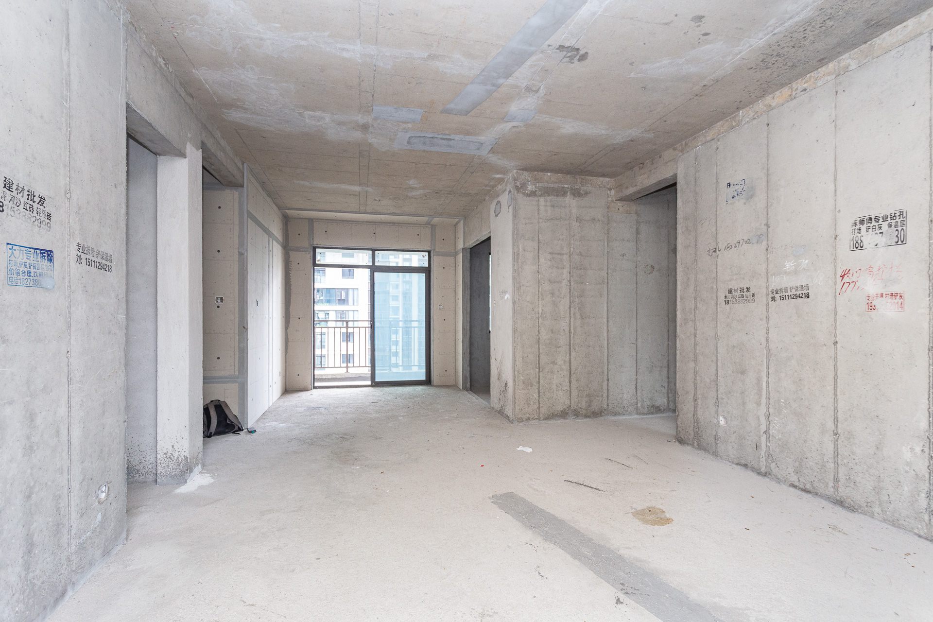 润和湘江天地E区  4室2厅3卫    235.0万 润和湘江天地E区  4室2厅3卫    235.0万客厅