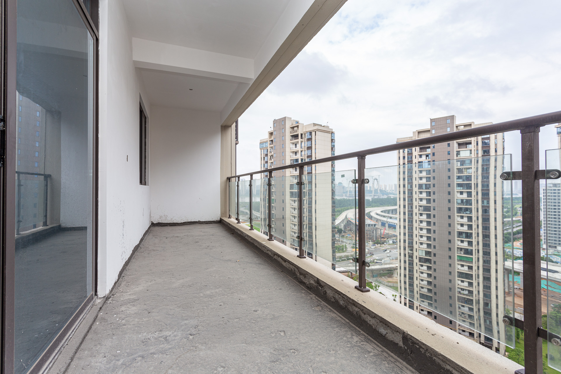 润和湘江天地E区  4室2厅3卫    235.0万 润和湘江天地E区  4室2厅3卫    235.0万阳台