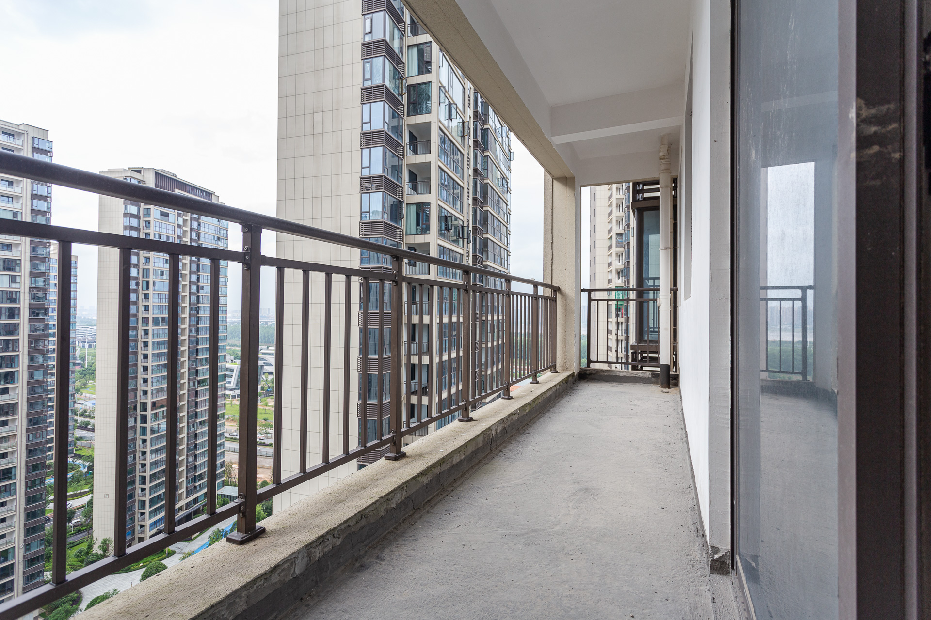 润和湘江天地E区  4室2厅3卫    235.0万 润和湘江天地E区  4室2厅3卫    235.0万阳台