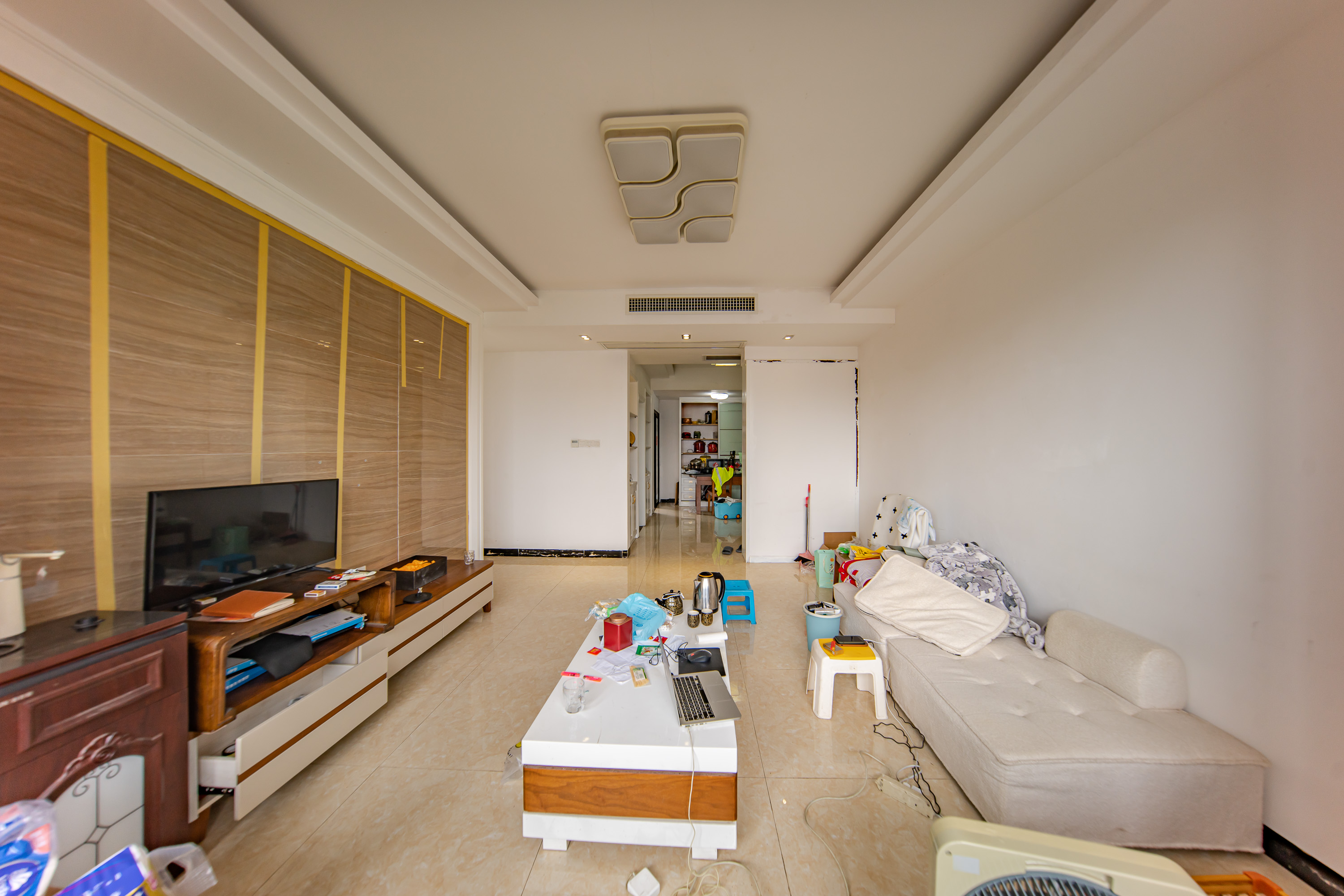 金鼎公园尚 3室2厅2卫 69.8万 金鼎公园尚 3室2厅2卫 69.8万客厅