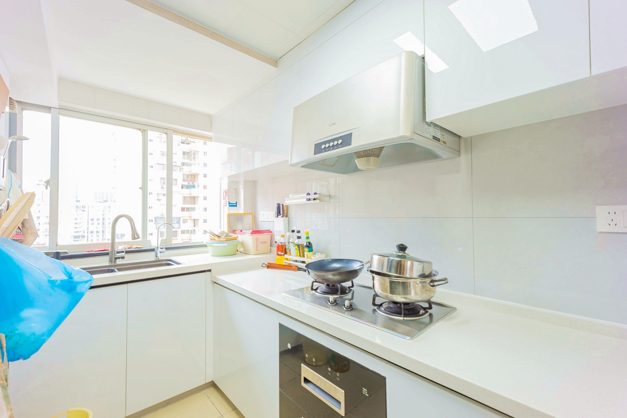 宏景名厦  3室2厅1卫    78.0万 宏景名厦  3室2厅1卫    78.0万厨房