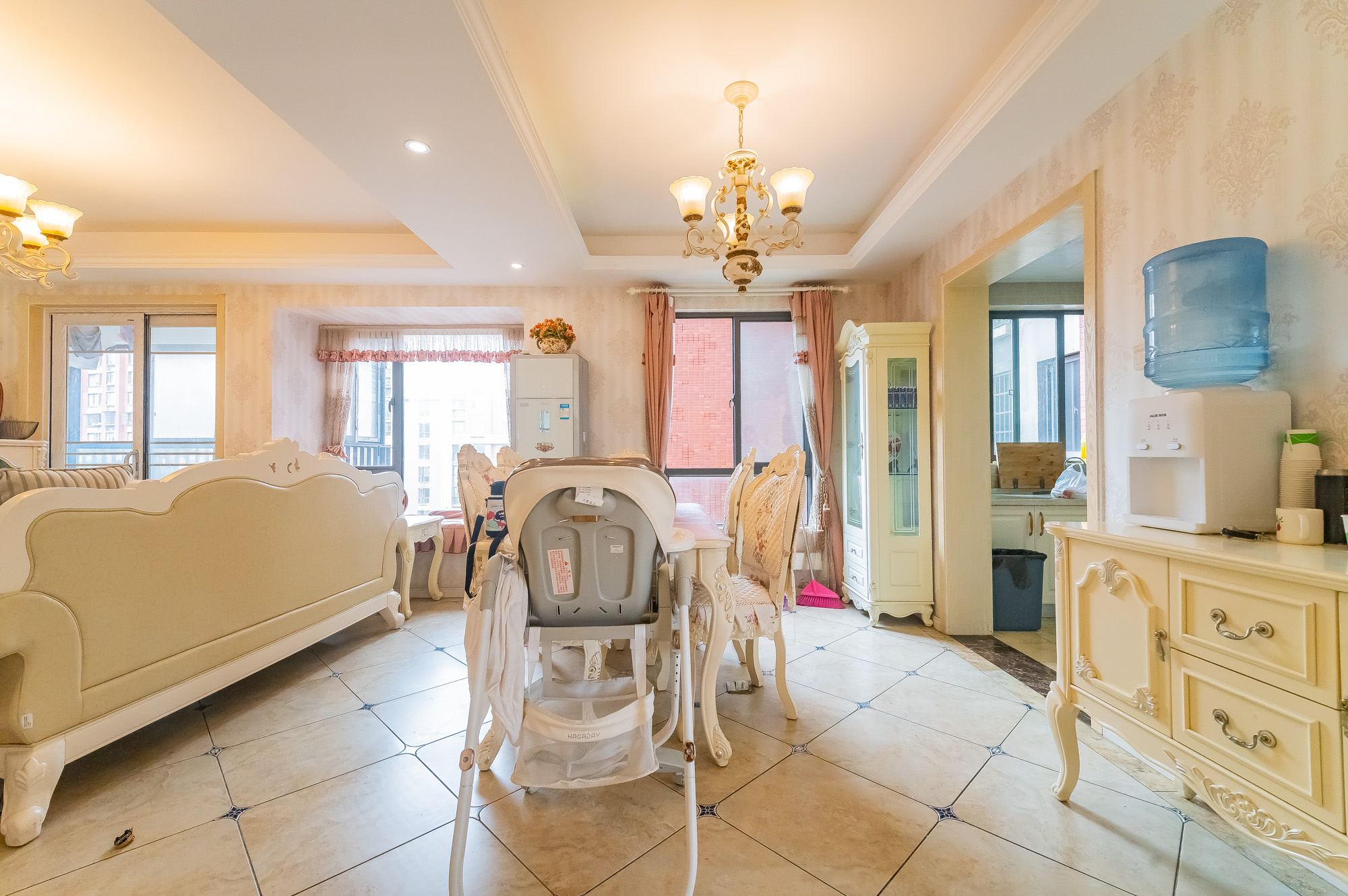 华润凤凰城二期 4室2厅1卫 138.0万 华润凤凰城二期 4室2厅1卫 138.0万客厅