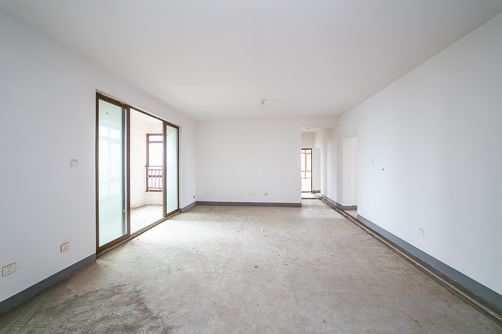 第六都(陆都小区)  4室2厅2卫    240.0万 第六都(陆都小区)  4室2厅2卫    240.0万客厅