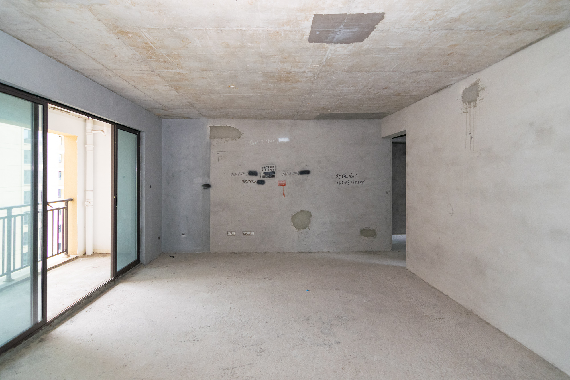 鸿海公园里 4室2厅2卫 66.0万 鸿海公园里 4室2厅2卫 66.0万客厅