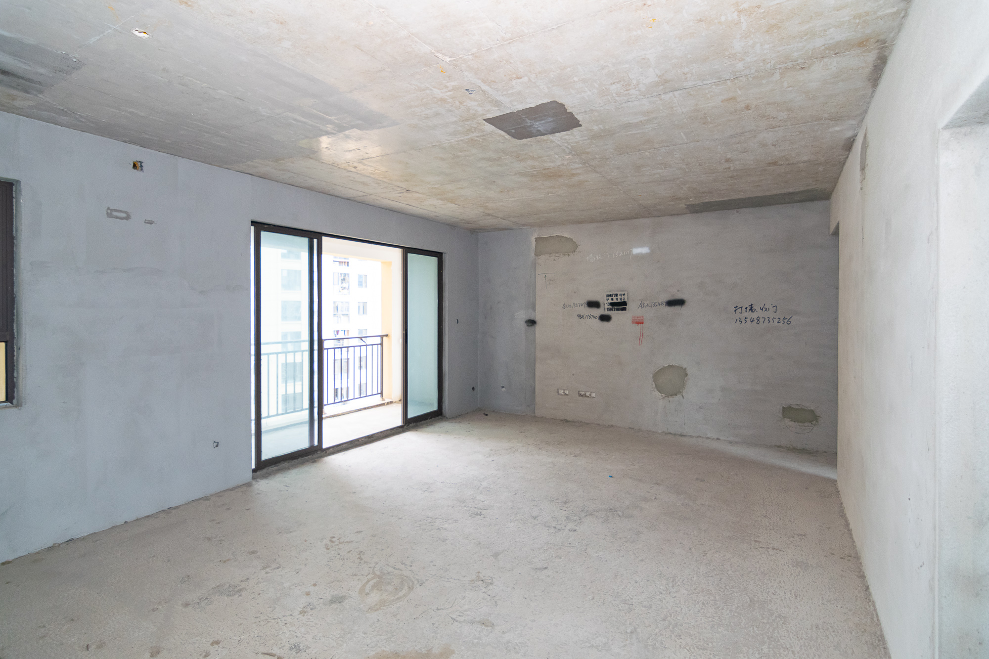 鸿海公园里 4室2厅2卫 66.0万 鸿海公园里 4室2厅2卫 66.0万客厅