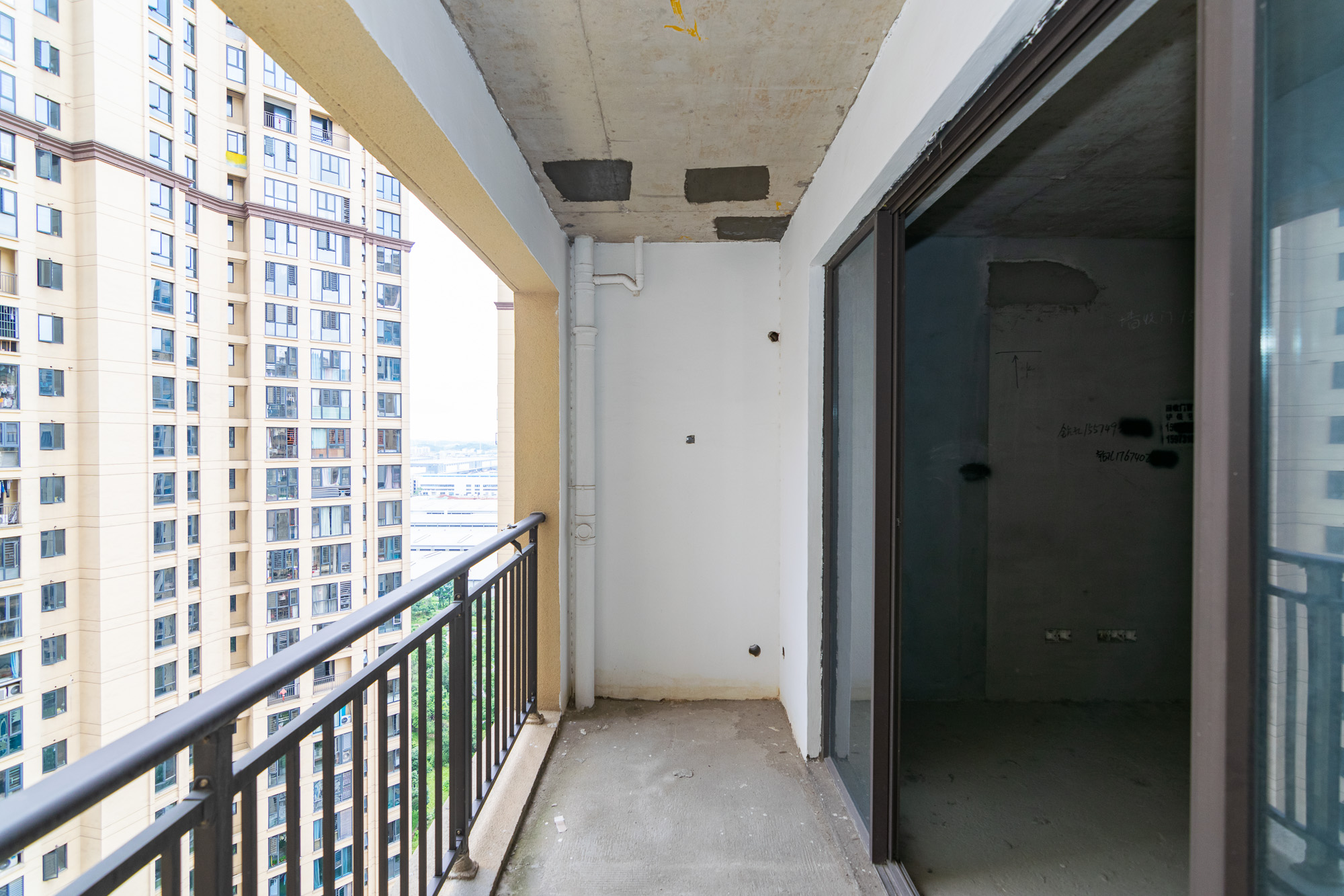 鸿海公园里 4室2厅2卫 66.0万 鸿海公园里 4室2厅2卫 66.0万阳台